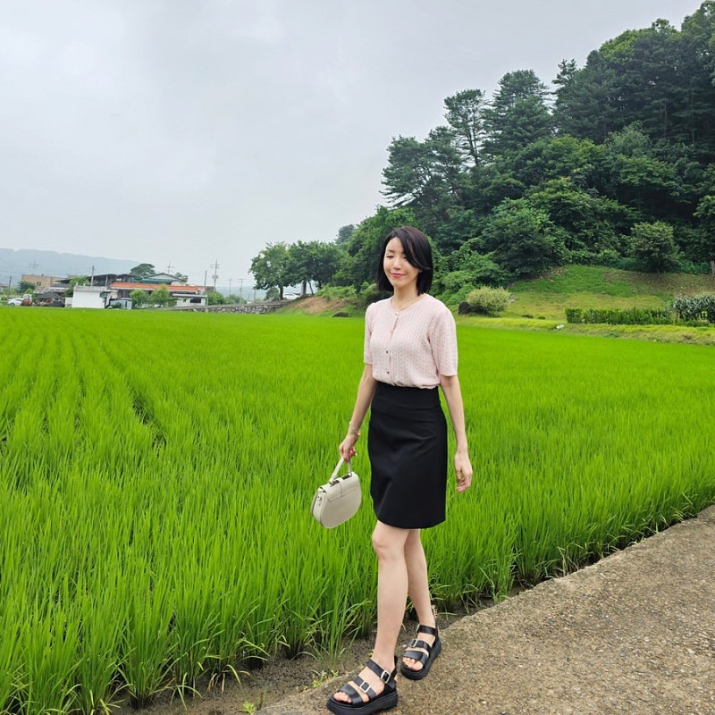 지난날 ootd💕
Top: 엘로주 마엘 케이블 하프 가디건 베이비핑크
Bottom: 리올그 듈 미니 스커트 블랙
Shoes: 마크모크 스트랩 샌들 블랙
Bag: 탈리 비아제새들백 아이보리
Acc: 파코 펜던트 목걸이, 버클리런던 모스부호 아이러브유 팔찌

📍엘로주 마엘 케이블 하프 가디건
✔ 디자인: 케이블 조직감과 자체 개발 하트 단추가 포인트! 컬러감도 사랑스러워요+.+
✔ 가성비: 118,000원에 이렇게 고퀄리티 니트 찾기 힘드실걸요? 이 가격 지켜 주세요🙆🏻‍♀️
✔ 활용도: 단품으로도 아우터로도 착용할 수 있는 반팔 가디건. 페미닌하고 단정한 무드의 오피스룩으로도 사랑스러운 데이트룩으로도 내추럴한 데일리룩 코디할 수 있어요!

#자세한내용은블로그에있어요☺️