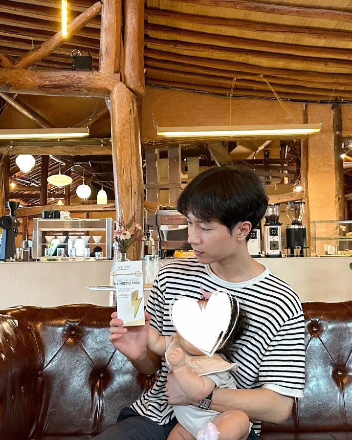 #협찬 🪱인테로 힘을내요 슈퍼파워 L-아르기닌🪱💪🏻
후후 요새 회사도 다니고 집에서 밥도 하고 아이도 돌보고(주 양육자는 아니지만) 이유식도 만들고..!😭

 조금 벅찬 감도 있는데요, ㅎ💦
이런 저에게 딱! 인 제품을 감사하게도 제공받게 되어 알려드리고자 합니다.😆

💪🏻 인테로 힘을내요 슈퍼파워 L-아르기닌5000 💪🏻

1️⃣ 단독으로 특허 받은 발효공법으로 100%국내생산.
2️⃣ Haccp, 할랄, 코셔 등 인증받은 공장과 기술.
3️⃣ L-아르기닌의흡수율을 높이기 위해5,000mg 초고함량 아르기닌을 함유하고 있습니다.
4️⃣ 1박스 15포가 들어있는 1만원대 가성비 아르기닌!

✨L-아르기닌은 단백질을 구성하는 아미노산의 일종으로 장어, 소고기, 굴, 전복등에 함유되어있습니다. 

🏃🏻다음과 같은 분들께 추천드려요‘🏃🏻
🤦🏻‍♂️업무로 인해 지친 직장인!
🤷🏻‍♂️아침에 일어나기 힘드신 분!
🏃🏻운동을 위해 에너지가 필요한 분!
🙍🏻‍♂️무기력감을 느끼는 분!
💆🏻‍♂️활기찬 하루를 보내고 싶은 분!

저는 내일 아침 출근 전 공복에 먹을 예정입니다! 공복에 먹으면 흡수율이 더 좋다고 하네요😁

 💁🏻‍♂️이상 비리지 않고 새콤달콤한 맛이 느껴져 물없이 편하게 먹을 수 있는 고함량아르기닌! 인테로 힘을내요 슈퍼파워 L-아르기닌5000 이였습니다.

🧿인테로메타: intero_official 
#아그요리 
#인테로 #아르기닌 #아르기닌효과 #건강식품 #건강식품추천 #건강식품선물 #아빠와딸 #카페 #카페인테리어 #직장인건강 #직장인 #육아일상 #육아일기 #육아소통 #애아빠그램 #피곤 #체력관리 #체력강화 #활기차게