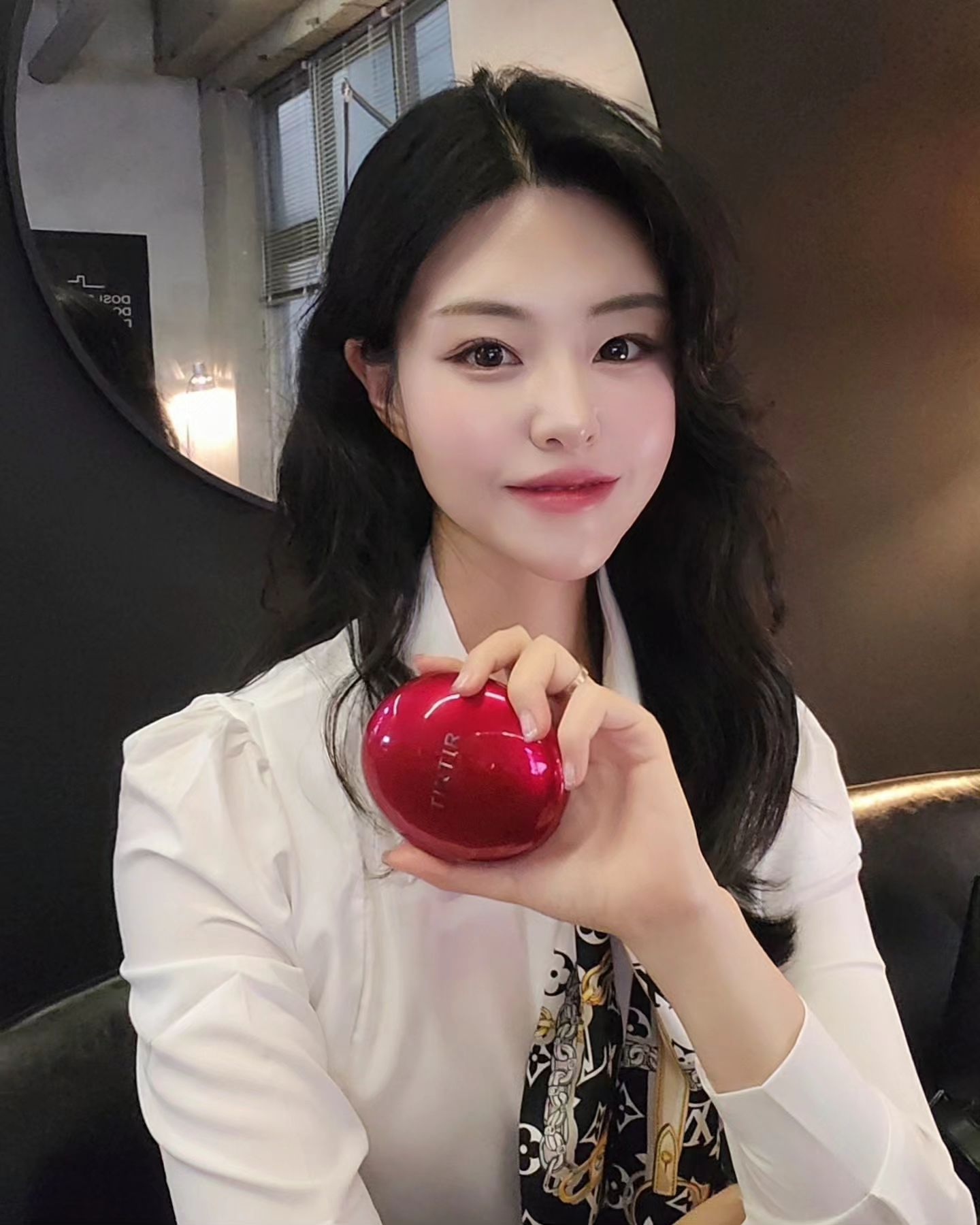 #광고 오랜 시간 무너짐없는 쿠션+픽서😍
하루종일 수정 화장이 필요없어 감탄만 나왔던 조합!!
엄청 걸어다녔는데 착붙고정되서 지워지지 않더라구요
두꺼운 쿠션은 답답해서 싫어하는데 얇고 커버력이 좋아서
계속 손이 가는 쿠션이었어요.🫶
요고 바른 날은 철벽 도자기 피부를 볼 수 있음👍
특히 볼쪽에 챠르르 도는 윤기 광채가 너무 좋았고, 
픽서까지 뿌려주니 하루종일 은은한 광이 유지되더라구요🥹🩷
레드쿠션에 픽서까지 레드 꿀조합으로 하루종일 무너짐없이 예뻐지세요

🌿3/18(월)-24(일) 티르티르 공식몰에서 픽서와 쿠션을 최대 40% 할인된 가격으로 만나볼 수 있는 프로모션 진행 중이니 늦지 않게 참여하세요!!! #티르티르 #TIRTIR #티르티르쿠션 #티르티르픽서 #레드쿠션 #레드픽서 #무결점커버쿠션 #수분진정픽서 #쿠션추천 #픽서추천