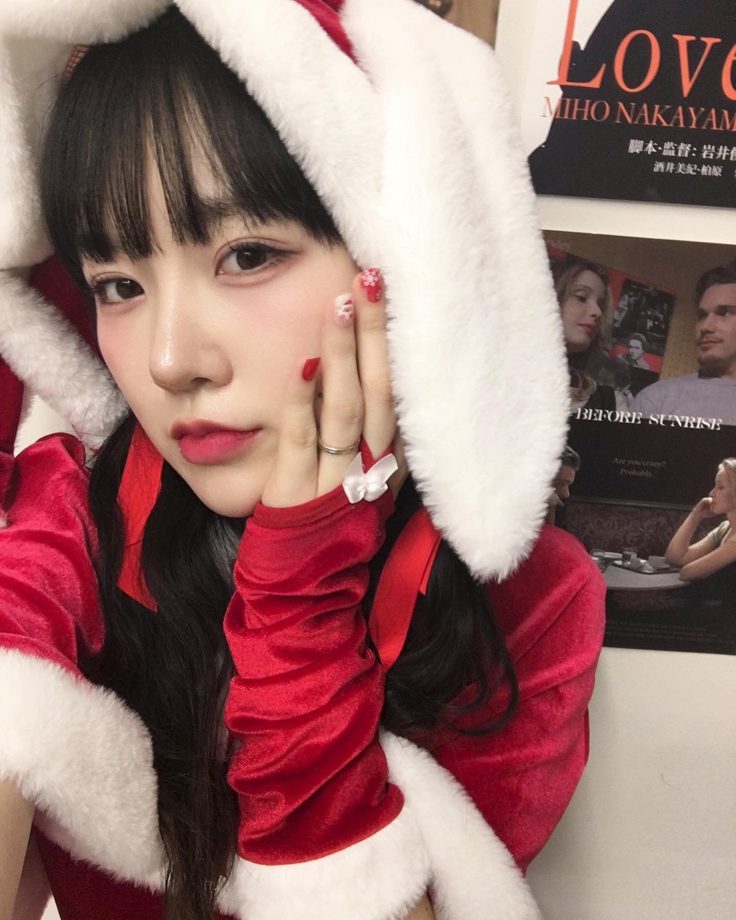 집에서 혼자 미리 난리부르스를 춰놓고 당일날 메리크리스마스 하지 못한 여성...🎅🏻
