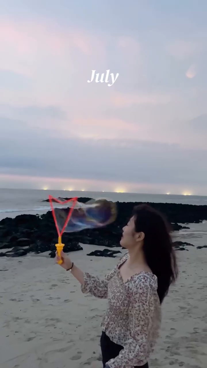 사랑하는 사람과 이 질문에 답해보세용💌

저는 3년째 연인과 마지막 날 하고 있는데
한 해를 되돌아보기에 좋더라고요 ☺️
🔻
1. 올해 가장 행복했던 순간은 ?
2. 올해 가장 기억에 남는 일은 ?
3. 가장 먼저 기억나는 사람은 ?
4. 가족들 중 가장 수고한 사람은 ?
5. 가족에게 고마웠던 점 적기.
6. 올해 가장 노력한 부분은 ?
7. 올해 목표한 것은 ?
8. 목표했던 것 중 실천한 것은 ?
9. 내년에는 꼭 실천하고 싶은 것은 ?
10. 노력했지만 실패한 것은 ?
11. 실패했지만 열심히 한 나에게 셀프 칭찬 !
​12. 올해 내가 가장 잘한 일 ?
13. 남몰래 노력한 일 또는 착한 일
14. 올해의 내게 하고 싶은 말
15. 내년의 나는 이런 사람이 되고 싶다 !

2023년 마무리 잘 하시고
2024년 원하는 바 이루는 한 해가 되시길✨
감사합니다 🤍

#goodbye2023 #새해복많이받으세요🙇🏻‍♀️