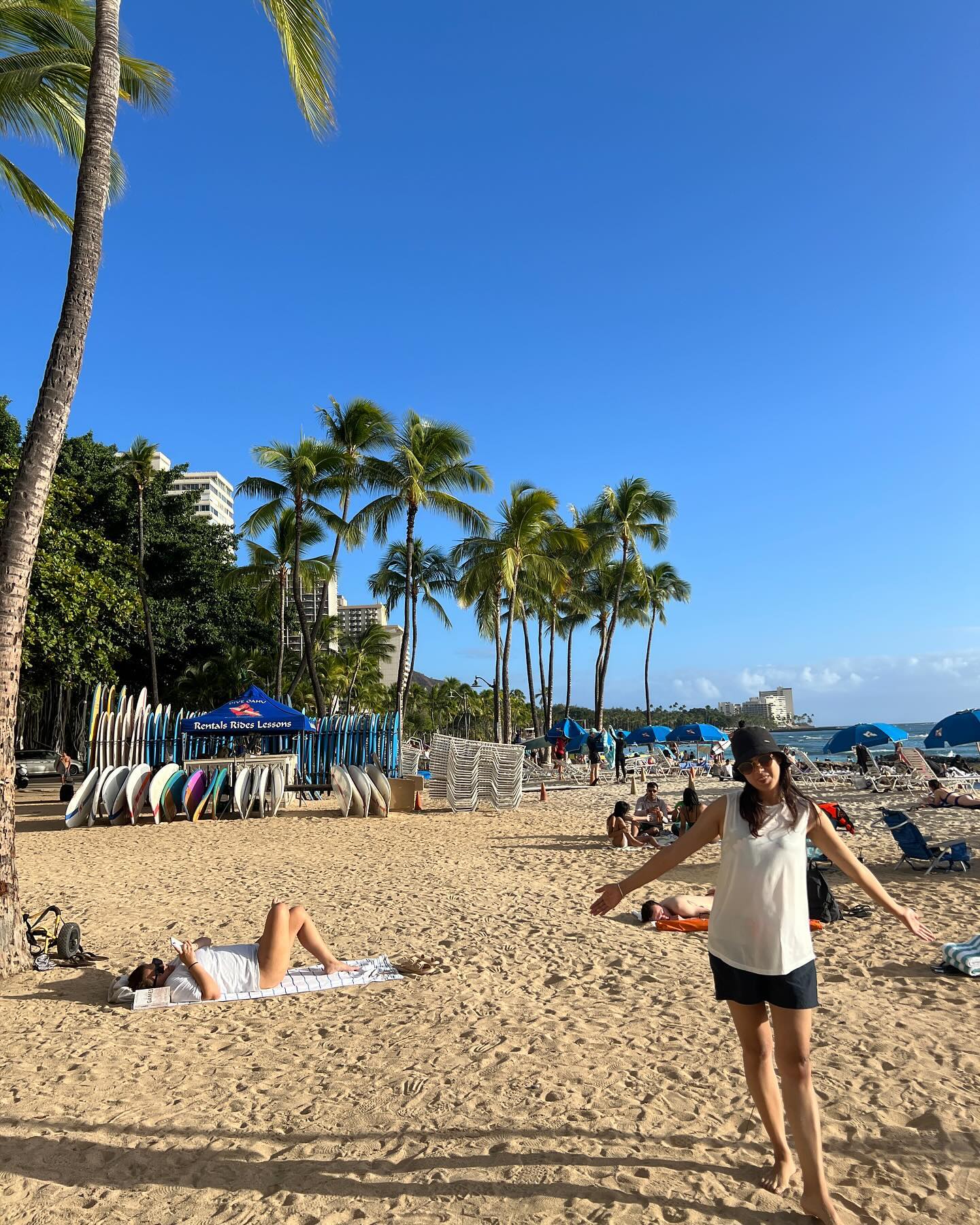 🤟🌴알로하
하와이요?!?! 
진짜 좋은게 한국보다 하루 늦어서 아직도 목요일이란 사실~❤ 
진짜 내일부터 호텔에 안있고 액티브티 하러 다닐 예정이고
이클동안 수영복만 몇번을 입었는지
호텔 수영장 - 비치 -호텔수영장 -비치

#하얏트와이키키 는 비치랑 열결이 잘 되어 있어서
바로 수영장에서 놀다가 타올이랑 의지도 렌트해주니
비러 나가서 놀면 되요~~~

음식도 짜고, 바닷물도 짜고
다 짜요!!!! 뭐든게 ㅋㅋㅋ

근데 물가가 어마무시해서
일본여행때처럼 맛보기는 안되고
제대로 한끼먹으면 10만원은 기본이니
가성비 좋은걸로만 먹어도 5만원은 나와요 ㅠㅠ

라면먹고싶다고 해서 라면이 19000원 ㅠㅠ
후덜덜 그냥 컵라면 먹어라 ㅋㅋㅋㅋ

하얏트와이키키에서 #힐튼와이키키호텔 로 갈아타기
여겐 숙박비가 좀 저렴한편인데
비치기 멀어요~ ㅋ

#하와이 #하와이여행 #하와이힐튼빌리지