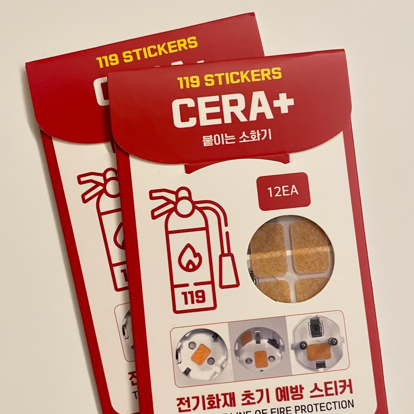 #협찬 cera_kr
[에이치티엠 _ 붙이는 소화기]
1 가구 1 필수템 !! 우리집 모든 콘센트 부착 완료🧯
화재 발생 시, 특정 온도를 감지하여 캡슐 속의 
소화 약제가 방출되어 초기 화재 진압에 도움을 줍니다

소화약제를 캡슐화 시켜 전기 시설의 
초기 화재 진압에 적합하도록 
스티커 타입으로 제작한 제품이에요 !

내구성이 우수하여 탈부착 시, 
스크래치가 생기지 않아 장기간 사용이 가능하며
스티커 부착력이 매우 좋아 쉽게 떨어지지 않고, 
안정적으로 붙어 있더라구요~~

가스식 소화 방식으로 작동 시에 제품에 손상이 없고,
간편하게 설치하여 5년 동안 유지 보수가 필요하지 않아요 
화재 발생 시, 초기에 자동으로 화재를 진압하여
다소 위험할 수 있는 상황을 미리 대비합니다 🔥
특수 가공 방법으로 인해 표면이 균일하며 
약제의 밀림과 기화 현상이 없어요 !

구매링크 _ https://smartstore.naver.com/htmkoea/products/10467563104

#붙이는소화기 #화재예방 #소화패치 #콘센트소화패치 #자동소화패치 #소방패치 #콘센트화재 #콘센트화재방지 #소방용품 #소방자재 #에이치티엠