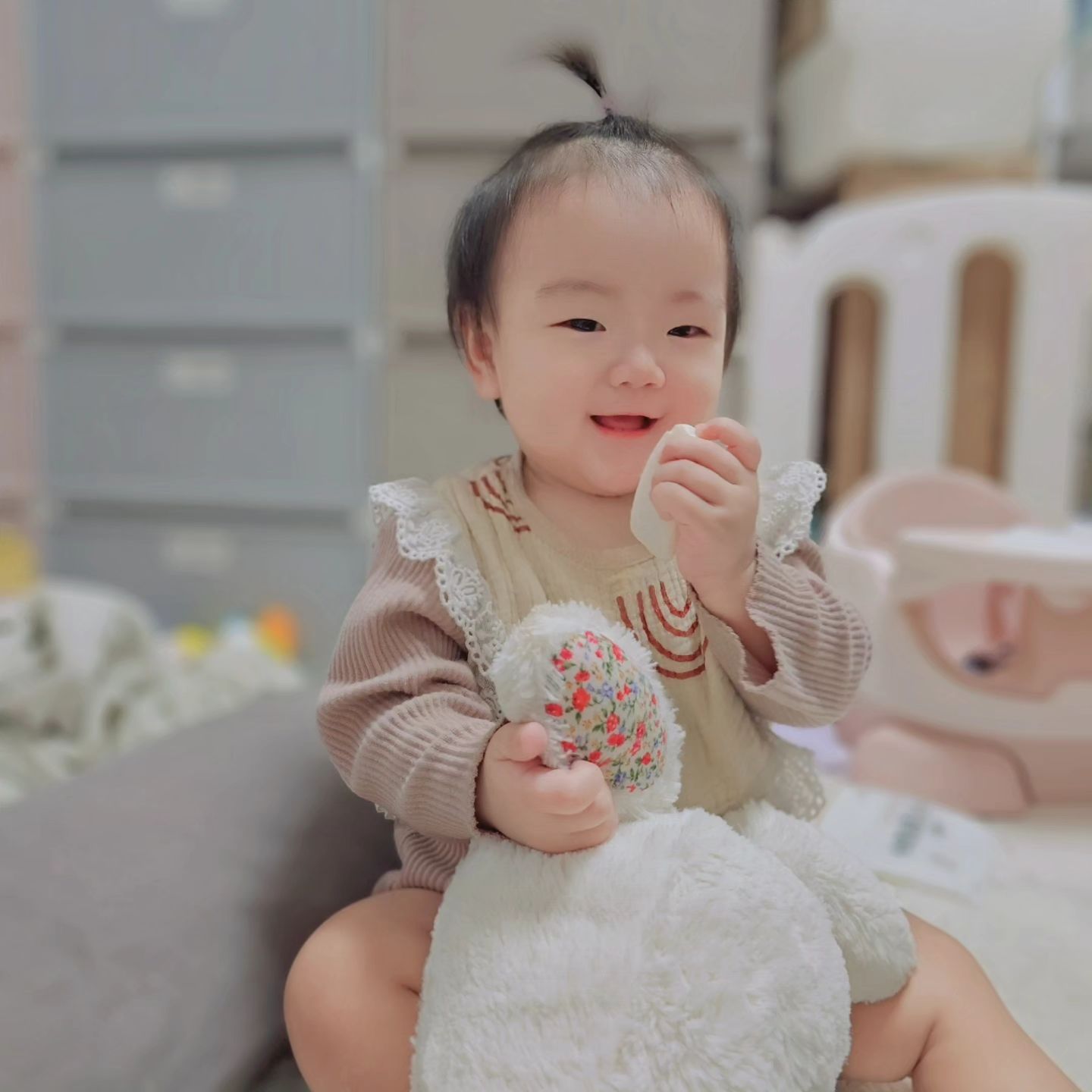#토끼랑

요즘 부쩍 토끼랑 노는 지우🐰
오빠가 없을땐 #젤리캣 안고
구르기도하고 발냠냠 먹기도하는☺
벌써 이렇게 커서,,💕
인형도갖고노는 예쁜 겅쥬님💓

태어나기전에 준비햇던건데
이렇게 같이노니 넘 사길잘한,,
회색도잇는데 지우는 흰색이랑
더잘노는ㅎㅎ더커서그런가...
지우보다 컷던 토끼가 이젠 지우가 더크네 ㅎㅎ

앞으로도 친하게 지내자👌

🏷지우 #애착인형 #젤리캣버니
petitelin_official 

#출산준비물 #출산선물 #아기애착인형 #아기첫인형