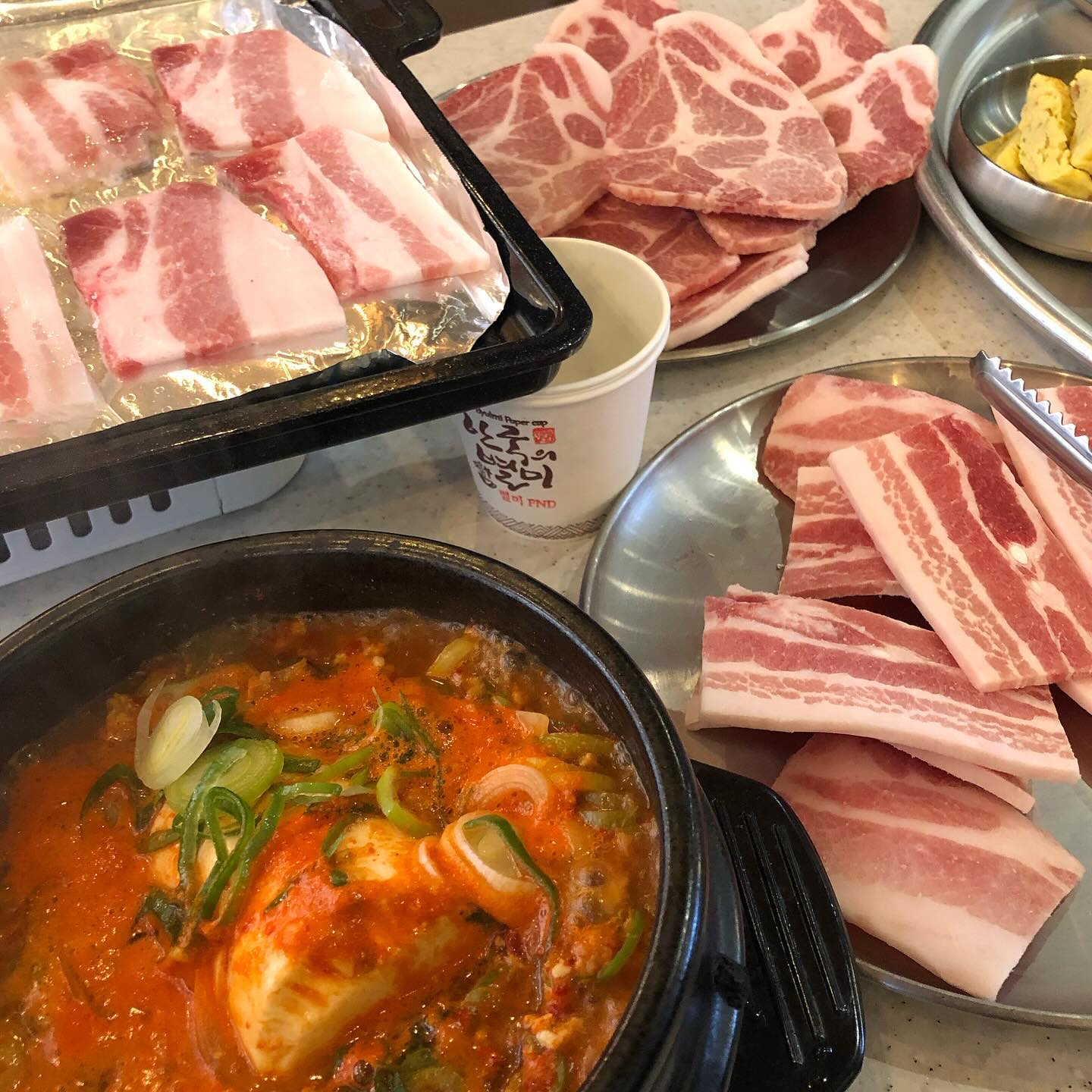 사이드 안주까지 맛있었던 #압구정로데오맛집 #삼장집 

매장 쾌적하고 깔끔한건 물론이고 고기도 1등급 고기라던데 진짜 맛도리 그 자체였음..🥹🫶🏻

괜히 연예인들 단골집이 아님.. #김희철 #정준하 단골집인 이유가 있지!!

냉면에 밑반찬 직접만든 삼장집만의 소스까지 너무 맛있어서 술이 줄줄줄 들어갔도다.. 👍🏻👍🏻🤣

#압구정로데오역맛집 #압구정핫플 #압구정맛집추천 #압구정회식 #냉삼 #냉삼맛집 #압구정역맛집 
#성씨네삼장집