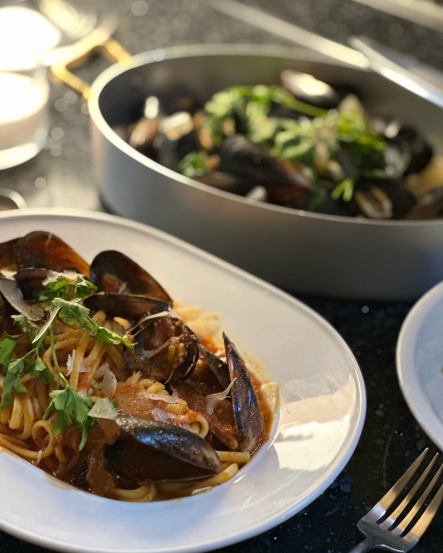 홍합한팩 사서 만든 저녁식탁 😌맛있게 먹거라👦🏻
집밥힘이 필요하시다는 너를 위해 

#륭군맘일상#륭군네테이블#륭군맘#와이프앤허즈번드#와앤허#와이프앤허즈밴드#우리의기록과삶#우리의기록#오늘의기록#집밥의기록#기록스타그램📸#집밥의힘#집밥의여왕#우리집식탁#온더테이블#연말요리#홍합요리#토마토파스타#홍합찜