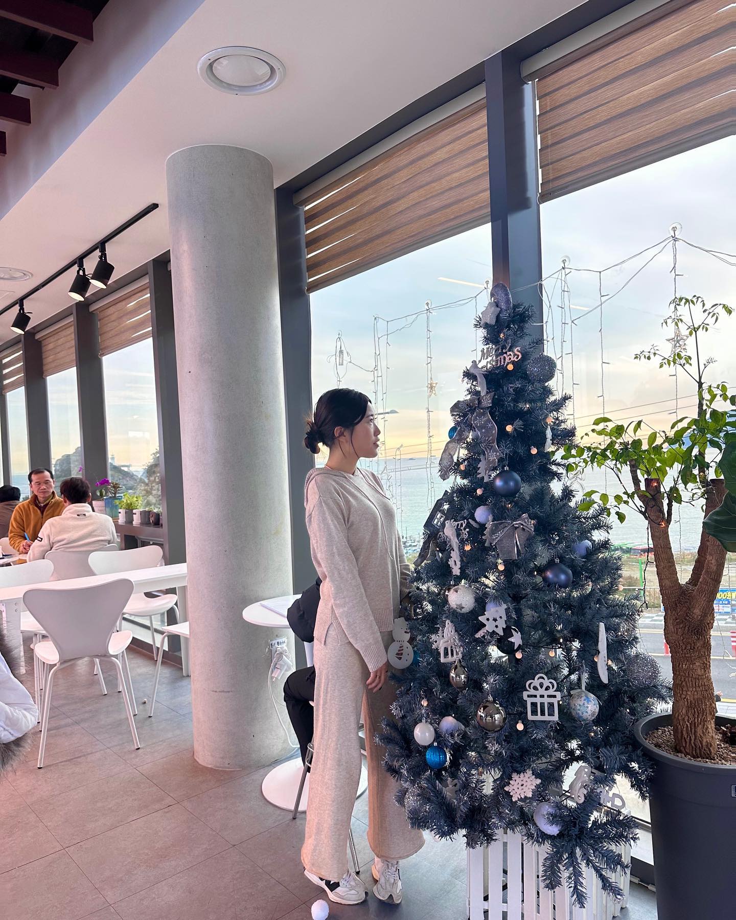 오랜만에 오지 보러 부산나들이와 피드오랜만에 올리기
트리보면 사진은 꼭 찍고 지나가기🎄