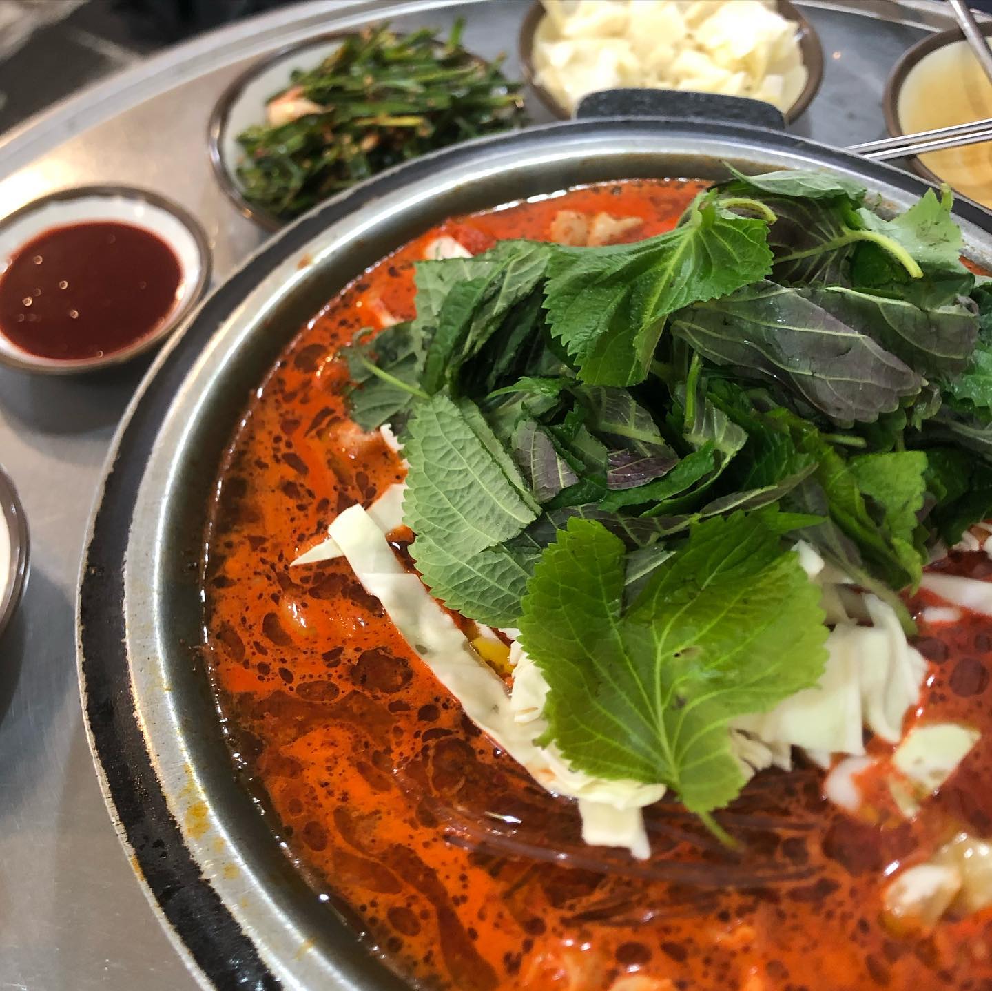 #원조할매곱창 #내돈내산 

📍위치 - 서울 강북구 월계로3길 68

📍가격 - 곱창전골 2인분 26000원

미아사거리 역에 곱창전골 맛집이 있다고 해서 찾아가 보았는데..
찐 맛집이네요..! 곱창 양도 많았고 전골답게 국물이 아주 끝내줬습니다.(많이 맵지 않고 얼큰해요!) 밑반찬으로 나온 부추 절임과 함께 먹어주면 엉덩이를 뗄 수 없는 맛이었어요~~ 
곱창 다 먹고 한국인답게 볶음밥으로 마무리해줬답니다!!
평일 점심에 방문해서 바로 들어가서 먹을 수 있었어요! 
그리고 비조리로 배달도 운영하신답니다~

#미아사거리 #미아사거리맛집 #노포맛집 #곱창전골 #곱창 #야채곱창 #서울 #서울맛집 #맛집 #맛집스타그램 #먹스타 #강북맛집 #강북구 #데이트코스 #리뷰 #맞팔해요 #맞팔 #좋아요반사 #좋튀 #맛집투어 #전골 #전골맛집 #원조 #미아맛집 #서울핫플레이스 #서울핫플