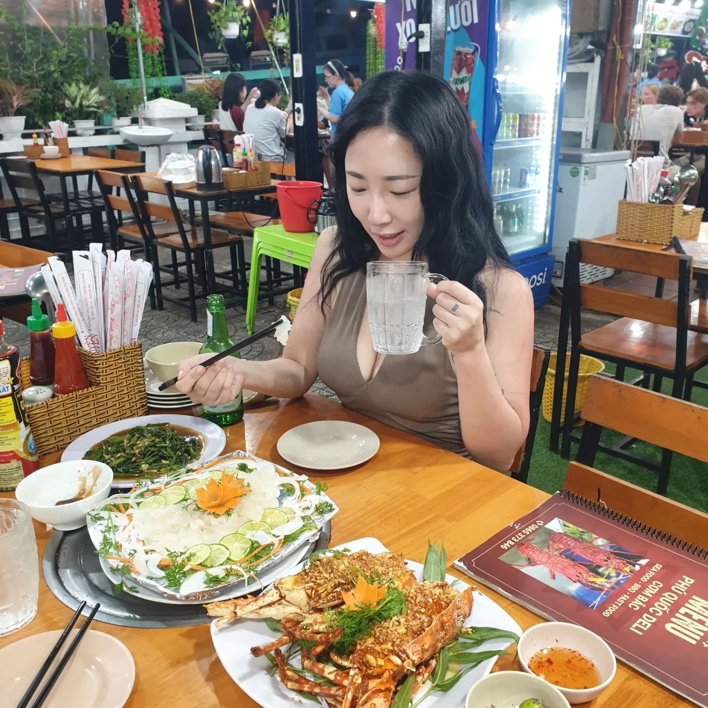 .
뿌시자💪💪💪22222

하루에 한번씩 크레이피쉬 뿌심. 한국 반값정도 되는듯. 한국 사람 둘은 못참고 마지막날 초록병 시킴..ㅎ....ㅎ.. 야시장에서 해산물 먹으려면 수조 깨끗한 곳에서 수조에 든 생물로 드세요. 가판대에 있는건 아무래도 불안함

호객행위 오지는 야시장에서 메뉴 보고 땡큐~ 하고 돌아서는 우리에게 처음으로 유얼웰컴 써~ 해준 총각 믿고 들어갔는데 맛있었고 친절했다. 1.5키로 크레이피쉬 잡아서 꼬리는 회뜨고 대가리는 갈릭버터로 구워주고 모닝글로리는 서비스 ! 쏘주가 제일 비쌌따ㅋㅋ

구글지도에는 안뜨는데 야시장 입구에서 쭉 가서 왼쪽으로 꺾어서 중간쯤 있는 집이었고 직원들이 하늘색 카라티를 입고 있다. 매장 꽤 큰편이고 수조 깨끗, 크레이피쉬는 바로 잡아서 보여줌. 게랑 크레이피쉬만 싯가였고 조개류 새우류 등등은 메뉴에 가격 명시되어있었는데 시장 앞쪽 집들보다 만동~이만동 정도 저렴했음. 카드 가능, 해외계좌 송금 가능. 수수료가 4프로였나 그랬다. 한화 12마넌쯤 나옴

또 먹고싶당.......🥺🥺

#푸꾸옥 #4일차

#즈엉동야시장
#크레이피쉬

#여행스타그램✈️
