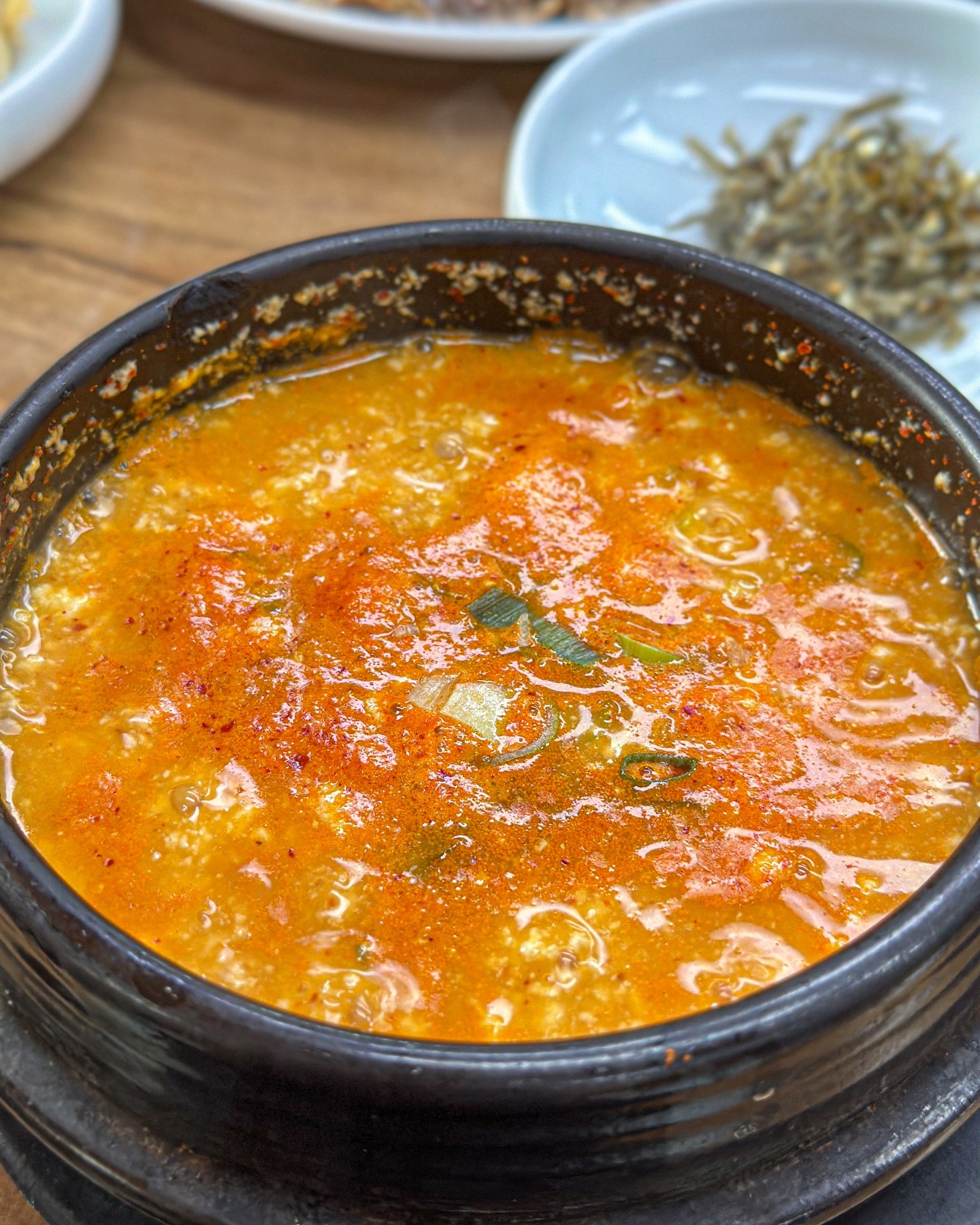 100% 국산콩! 속초맛집 #최옥란할머니순두부 👵🏻
지인 추천으로 방문한 순두부 찐맛집!

원래도 순두부찌개 좋아하는데
여긴 너무 맵지않고 딱 얼큰해서 진짜 더 더 맛있더라
해장 겸으로 먹었는데 완전 밥도둑이 따로 없음 ㅜㅜ

메밀전병은 쫀득, 매콤해서 야무지다..
그래서 먹다가 추가 포장도 했다..

감자전이랑 도토리묵도 먹을걸…
위 좀 늘려서 재방문할 예정… 🥹
#속초맛집 #순두부맛집 가게로 추천

📍 최옥란 할머니 순두부( sokcho_sundubu )
강원 속초시 관광로 415 최옥란 할머니 순두부

💳
얼큰순두부 13,000
메밀전병 13,000