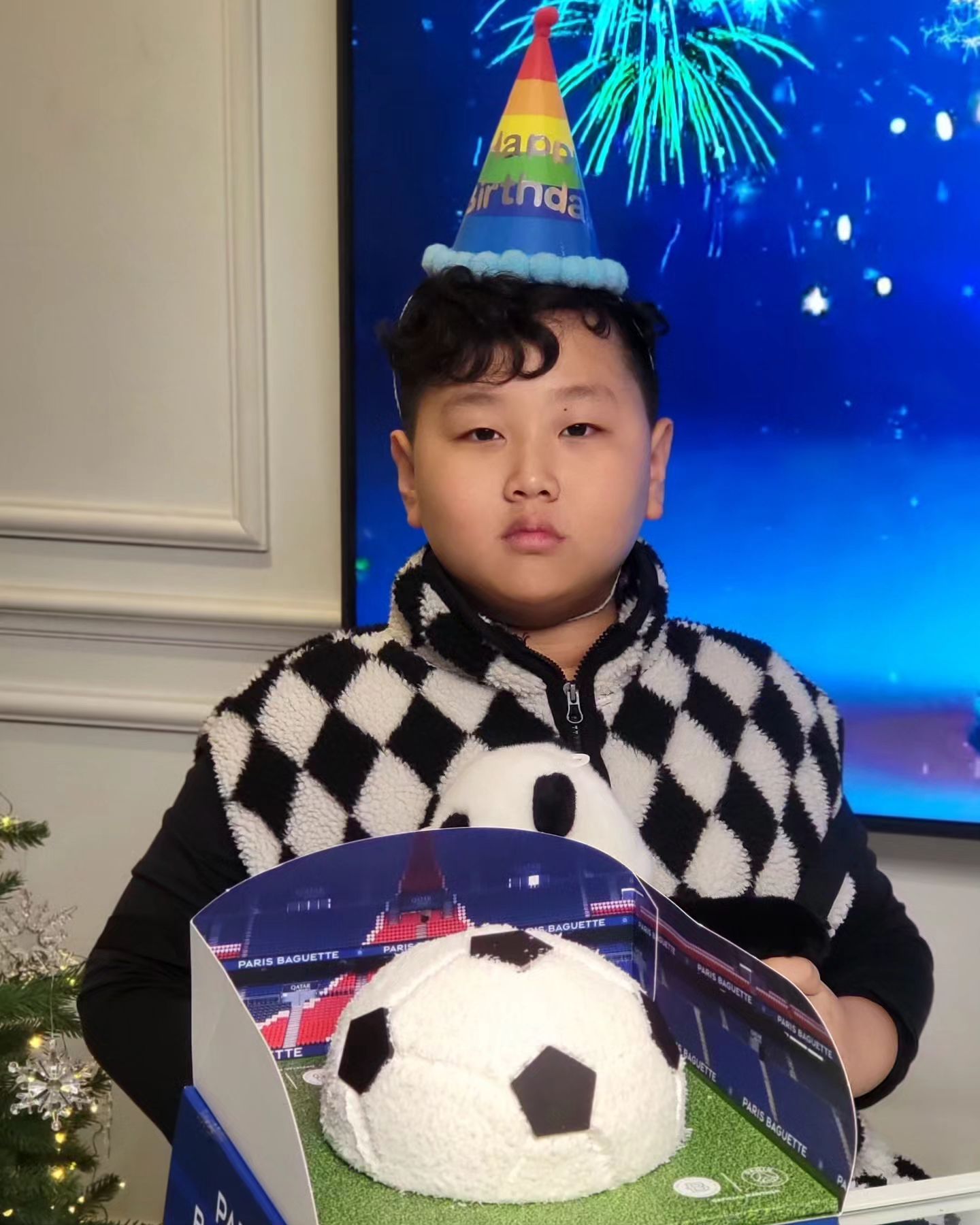 #1월2일 은 내사랑 이지후 #생일 🎂

크리스마스에 이어 연말, 그리고 생일까지
하고 싶은거 실컷 하고
먹고 싶은거 실컷 먹고
아주 신난 우리 통통이 🤣👍

케익은 뭘로살까 하다가
#파리바게트 에서 이강인 소속 #파리생제르맹축구공케이크 를 팔길래
#요기요 에서 4,000원 자동할인에, 픽업 추가할인에, 페이코 결제로 식대할인까지
총 만원 할인해서 33,000원 -> 23,000원에 구매 

속 시트 색은 잔디구장 색을 의미하는것 같아서
녹차인가 했는데 그냥 초코시트인듯,
맛은 그냥 쏘쏘 🤭

우리 귀요미~ 올해는 엄마 키 넘어설려나
몸도 마음도 생각도, 무럭무럭 건강하게만 잘 자라주길
#생일축하해 우리아들♥️
.
.
.