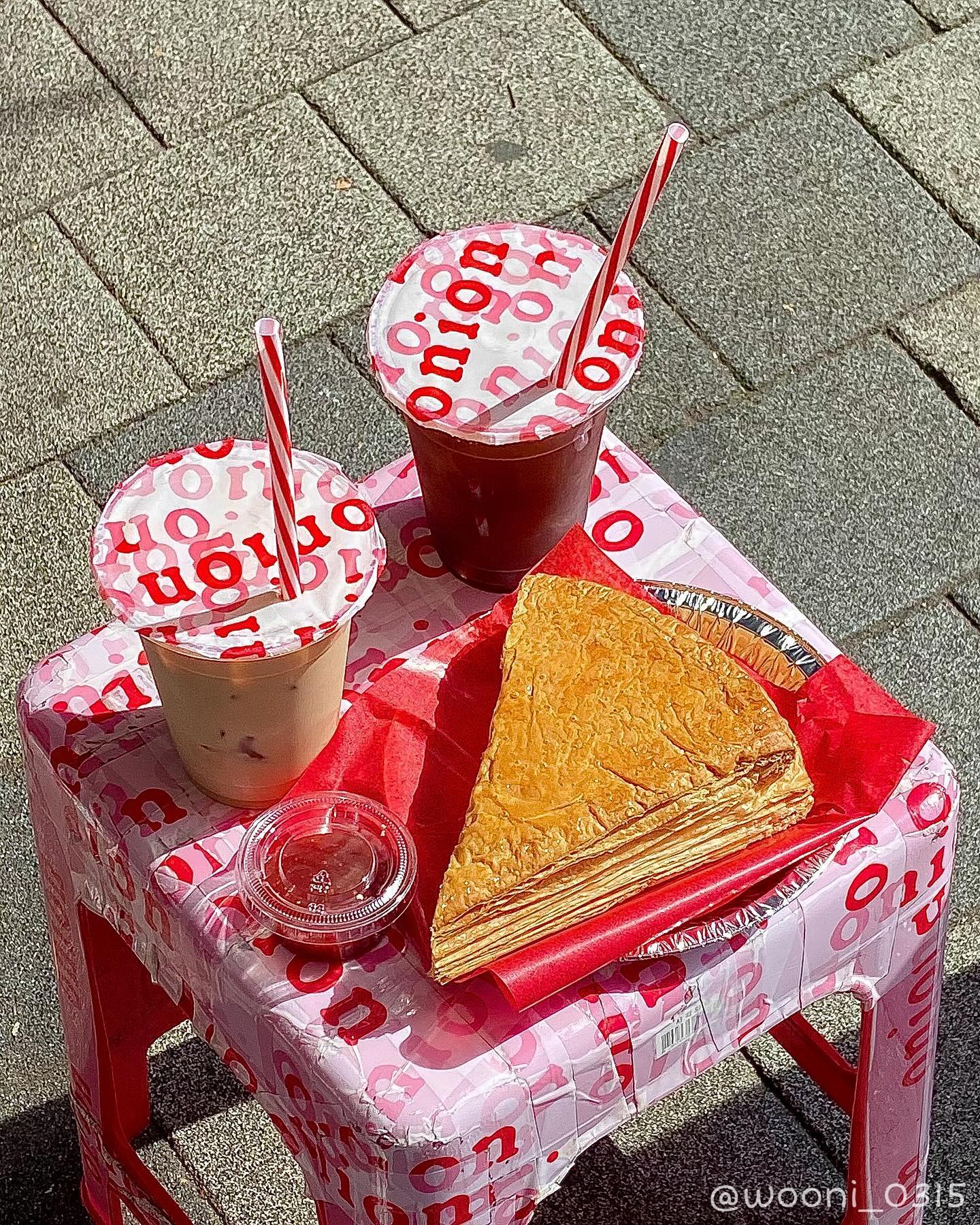 #우니냠냠_종로5가역 

광장시장 안에 위치한 #어니언 4호점. SNS 갬성하나만 보면 이곳을 따라올 수 없는데, 아쉬운 점은 무수히 많은 곳⚡️ 유일한 디저트인 [페스츄리 피자]는 딸기잼을 뿌려서 먹는데, 바삭함은 인정이지만 한 입 먹을 때마다 떨어지는 부스러기는 상상 그이상🤪

커피도 밍밍하고 애매한 맛이라,, 어니언의 유명세를 의심해보게 된,, 웨이팅이 있다면 지나쳐도 좋을 것 같음👏🏻

📍종로구 종로5가 ‘어니언 4호점’ (cafe.onion)
🏷️페스츄리 피자 (4.0), 아메리카노 (3.5), 라떼 (4.5)

#종로카페 #종로5가카페 #종로맛집 #어니언 #어니언4호점