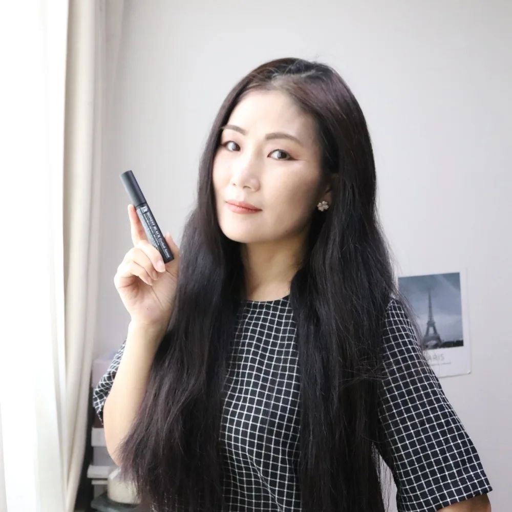 #광고
메이크업하는 낙으로 사는 저
그런데 그거 아세요?
마스카라 자주 사용하고 눈썹펌하니까
속눈썹이 우수수수
탈모가 눈썹으로 온건지 삐죽빼죽 우수수
머리카락은 클리닉도 해주는데
내 소중한 속눈썹 
더 신경써서 케어해줘야겠더라고요
.
제 선택은 네이버 쇼핑 랭킹 1위 8관왕
#벤튼어니스트아이래쉬세럼 블랙 버전이랍니다
데일리로 케어해도 부담없고요
컬러도 블랙이라 마스카라 따로 안 써도 돼요
17가지 복합 아미노산이 들어있어
보습과 영양 공급, 각질케어까지 가능해요
펩타이드 3종, 히알루론산, 판테놀, 맥주효모추출물,
모발 특화 성분, 식물유래추출물까지 대박이죠!
.
마스카라보다 촉촉하고 뭉침없어서
눈썹이 가벼워요
거기다 더 좋은 건 수용성 젤 포뮬러라
눈시림이 덜하고 미온수에 싹 지워져요
.
속눈썹이 손상되고 정리가 잘 안되시면
벤튼 아이래쉬 세럼 추천드려요~
.
.
.
.
bentoncosmetic
#벤튼 #속눈썹에센스 #속눈썹연장영양제 
#속눈썹영양제추천 #속눈썹펌영양제 #아이래쉬세럼 
#속눈썹영양제 #블랙아이래쉬세럼 #블랙틴팅 
#블랙속눈썹영양제 #속눈썹관리 #속눈썹영양제후기