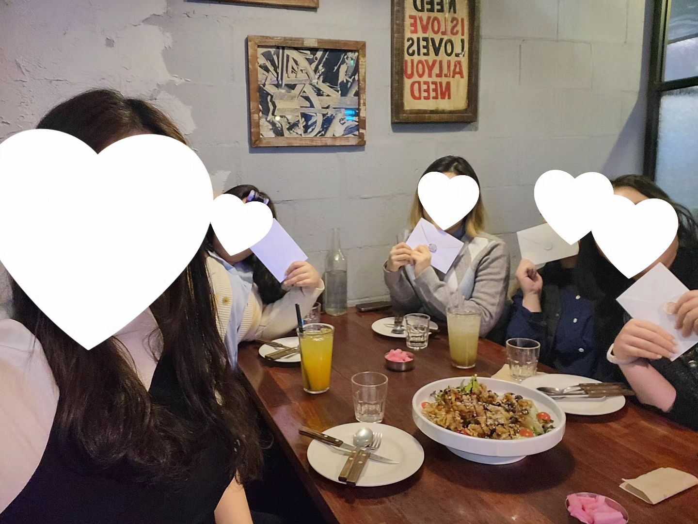 고등학교친구들 청모!
밥먹고 카페가서 대화하다 화장실간다고 갔다온 친구손에 종이백이! 안에는 고등학교때부터 지금까지 사진들과 편지들이 있어서 카페에서 울고왔어요🤣

결혼준비는 direct.wedding

추천인 : 레린
-카페 가입시 추천인 입력으로 3만포인트 지급

▪️합리적인 가격의 스드메 비용
▪️온라인박람회를 통한 견적비교 가능
▪️포인트 제도로 스드메 비용 절감

#다이렉트웨딩 #다이렉트결혼준비 #청첩장모임 #청모 #웨딩준비