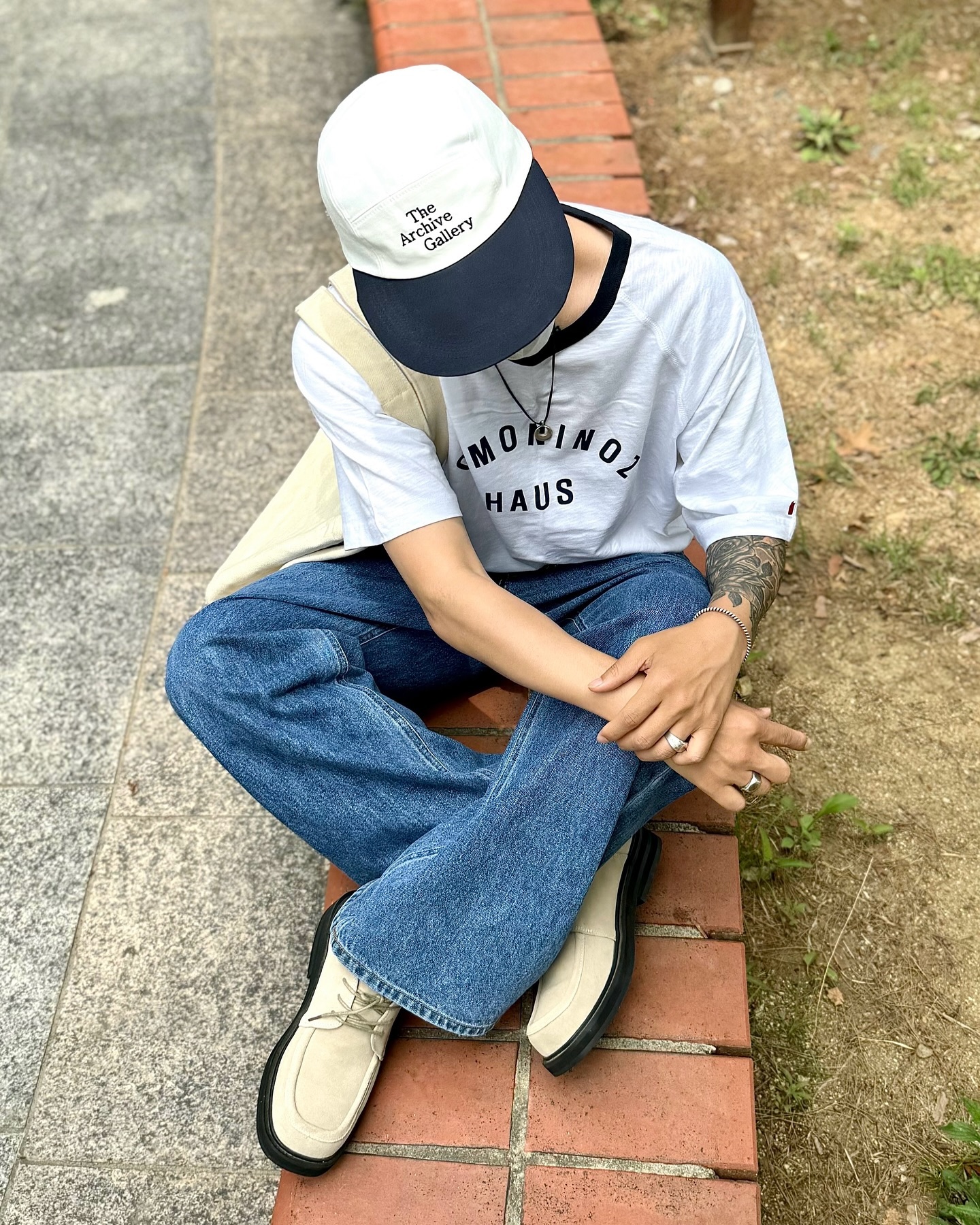 #아카이브갤러리 #archivegallery 
#볼캡 #모자 #모자추천 #모디 #패션앱 

modii_app_official 모디라는 패션앱을 통해
협찬 제안을 받은 archive__gallery
아카이브갤러리의 Basic Logo Cap 이에요.😀

아카이브갤러리는 다양한 문화적 요소를
현대적으로 재해석한 브랜드입니다.👍

요 볼캡은 특히 챙이 길어서 얼굴도 더
작아보이게 해주고 핏이 딱 좋더라구요.👏

베이직한 디자인에 투톤 배색으로
포인트 줄 수 있는 모자 추천드립니다.😁