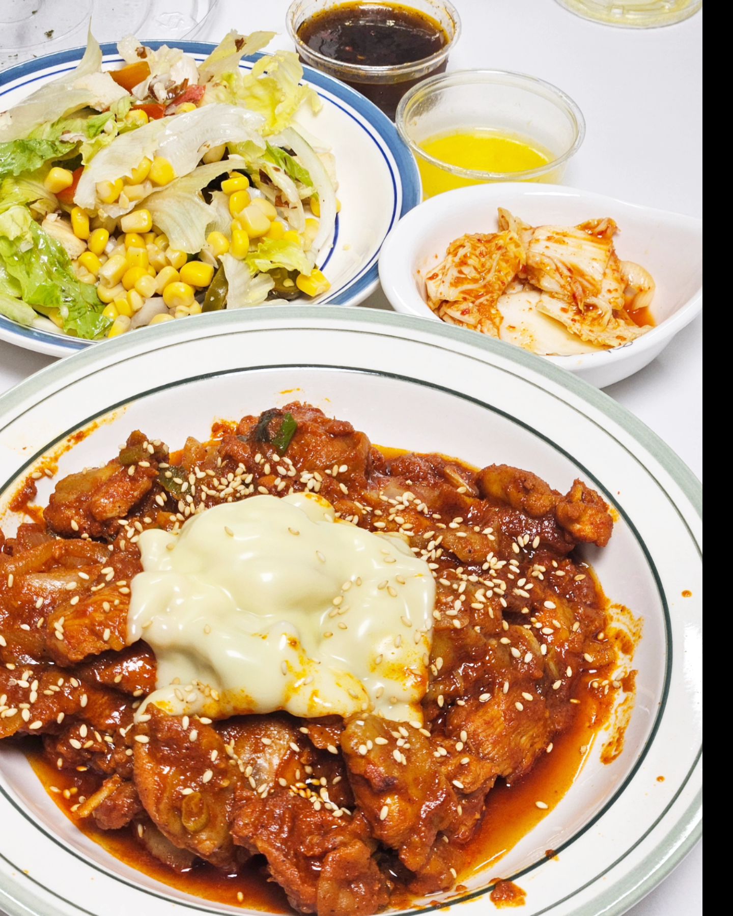 #닭갈비#매운닭갈비
매운 닭갈비를 오아시스에서 사서 야채랑 같이 볶아먹었어용~😋
#춘천닭갈비의정석매운맛

매운거를 잘못먹는데 이건 적당히 맛있게 매워서 좋더라구여
그래도 저에게는 약간 매워서 치즈 한장 올려주었더니 넘 부드럽고 좋았습니당 ㅎㅎ 😗 통깨 올려주는것도 필수!!
.
샐러드는 요새 배달 시켜먹고 있어요 😂
샐러드 집에서 직접 만드시는 분들 진심 존경합니다,,🫶
저도 언젠간 모든걸 다 직접 만들날을 기다리며,,,🙏
비가 많이 오는데 다들 비피해 조심하시구여🩵
오늘 저녁 뭐드시나용??
넘 궁금해서 피드구경가야겠어용👀
.
.
.
.

#오아시스메뉴추천#오아시스제품추천#냉동닭갈비#춘천닭갈비#치즈닭갈비#샐러드배달#닭갈비의정석#신혼부부밥상#신혼부부저녁#신혼부부먹거리#저녁식사추천#저녁메뉴추천#냉털#냉털맛집#먹스타그램#맛스타그램