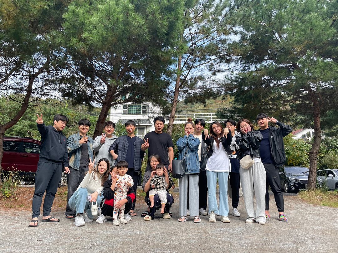 초등학교 동창 모임에서 점점 변질되고 있는 우리들🍀

전부 술꾼들이라 술찌는 무서와😜

고기 잘 굽는 남정네들이 많아서 유부녀들은 행복🤍

👩🏻‍❤️‍👨🏻다들 결혼해서 짝꿍들 데려오는 그날까지 신나게 놀아보자!

#친구들과함께❤️ #동창모임 #중랑술꾼들