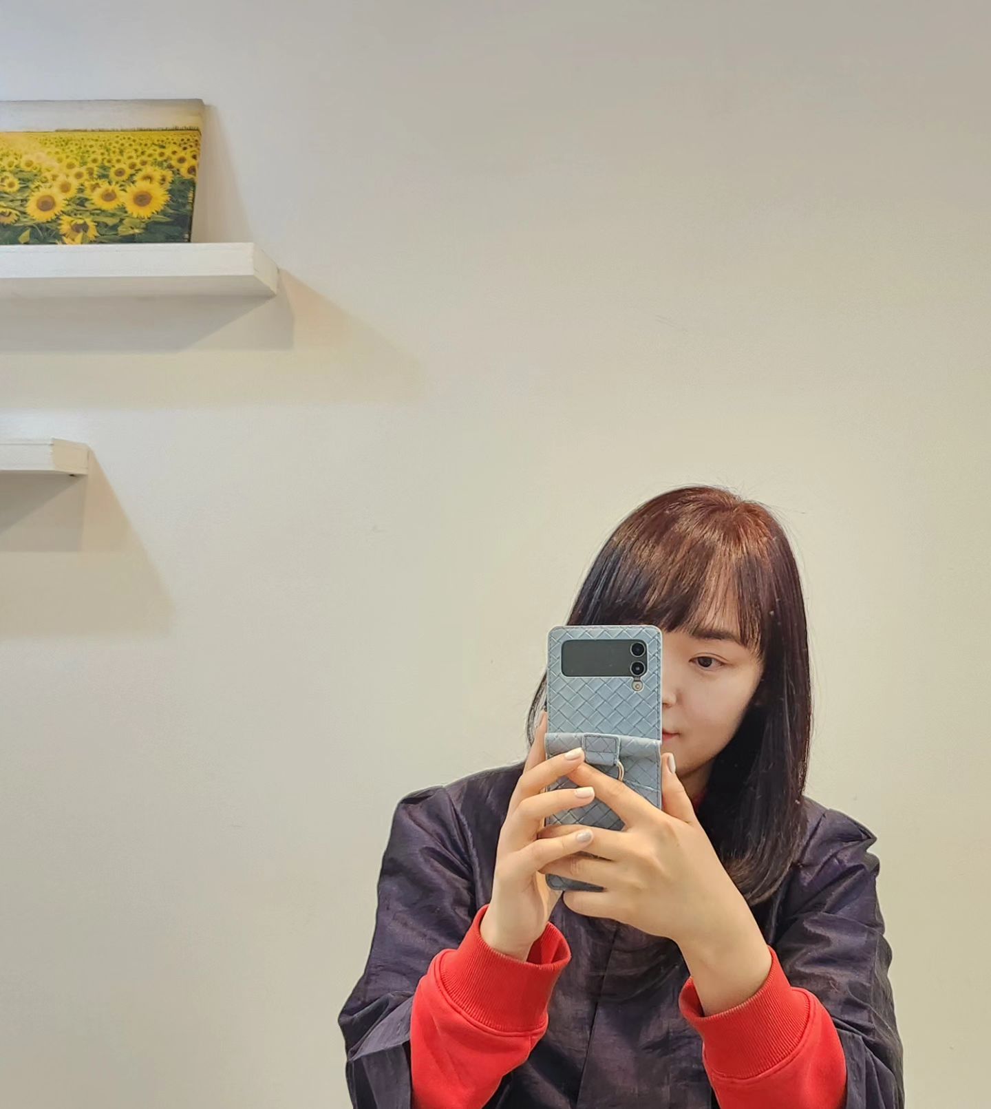 #231229
속시끄러운 23년 연말 잘보내고 마음 다지는중.
네일도 받고, 오랜만에 염색으로 머리컬러도 바꾸고....
오렌지빛이 많이도는데 좀더 레드빛이 돌았으면 좋을걸
살짝아쉽지만 컬러 꽤 맘에드네-
차분히 흘려보내는 마음으로
오늘도 올해도 나는 한뼘더 앞으로 나아간다.
굿바이 2023 
잘지내보자 2024