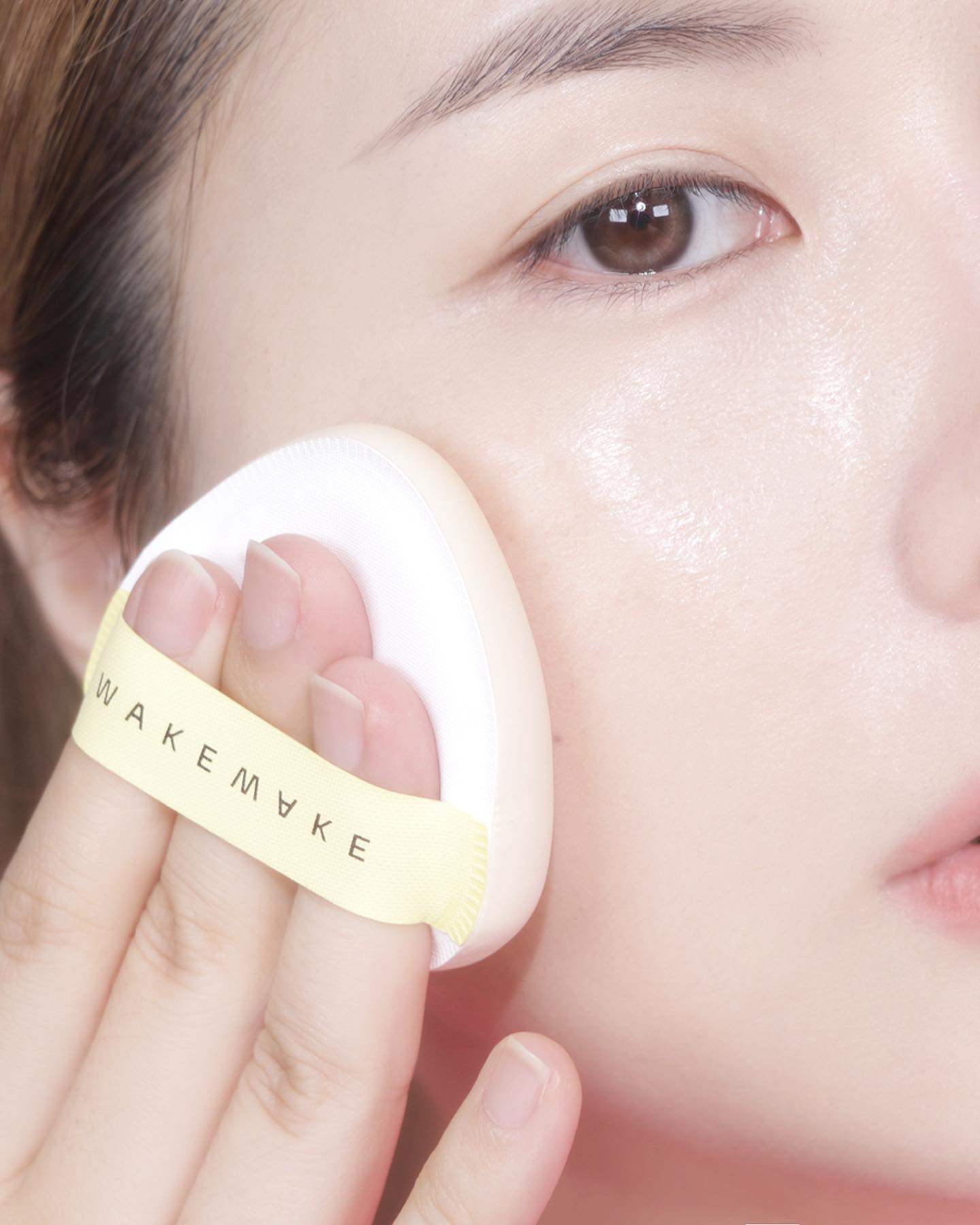 #광고 wakemake_official 
출시된 이후로 한동안은 이것만 썼을 정도로 애정하는 #웨이크메이크 워터 벨벳 커버 파운데이션이 빈티지 컬렉션 기획세트로 출시되었다고 해서 가져와봤어요!

스파츌라 와이드 파운데이션 브러시와 삼각 필로우 퍼프가 증정되는 기획세트인데 요 세가지 조합이 아주 꿀조합🍯 브러시는 원래도 좋았고 이번에 새로 추가된 퍼프 역시 아주 꿀템이랍니다 ㅋㅋㅋ 크리미한 파데 제형을 브러시가 뭉침없이 고르게 펴발라주고 퍼프가 탄탄하게 밀착시켜줘요.

워터 벨벳 커버 파운데이션은 얇고 가볍게 쌓이는 부드러운 제형으로, 손등에서는 벨벳처럼 살짝 보송하게 마무리 되었는데 얼굴에서는 윤광이 흐르는 정도로 마무리 되었어요. 자잘한 모공도 잘 커버해줘서 피부가 정말 매끈해보임! 내추럴하게 예쁜 피부를 만들어주는 파운데이션이에요.

명도에 따라 컬러를 나눴는데 내 피부 밝기에만 잘 맞춰서 사용해주면 다크닝이 적은게 장점인 제품이에요. 저는 기존에 19 포슬린을 잘 사용하고 있었고 이번에는 22 뉴트럴을 사용해줬는데 21호 제 피부 기준으로 정말 내추럴하더라능..ㅋㅋ 21호 피부에는 19, 21호 추천하고 피부에 정말 자연스럽게 발색되는걸 좋아하는 분들은 22호도 괜찮을 것 같아요.
블로그에 더 자세히 적어두었으니 보러오셨으면🙏

5월 31일부터 6월 6일까지 #올리브영 세일 기간 동안 #워터벨벳커버파운데이션 기획세트를 정가 38,000원에서 할인된 가격인 28,500원에 구입할 수 있어요. 파운데이션 본품과 브러시, 퍼프까지 야무지게 구성된 세트이니 찰떡 조합 이참에 사용해보세요💕

.
.
#웨이크메이크파운데이션 #다크닝없는파데 #올리브영파운데이션 #올영세일 #올영세일추천 #파데추천 #파운데이션추천 #세미매트파운데이션 #베이스메이크업 #WAKEMAKE