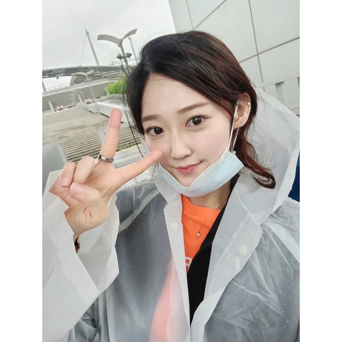 오늘 서울에 비는 많이왔지만 마음만은 화창하게
비를 즐기며 3km완주성공💜
이쁘고 멋지게 포즈취하구싶었지만 쏟아지는 비에 뭘 할 수 가없었쥬..!!그래도 체온유지할라고 #우비소녀 변신하고 ㅎㅎ제정신이아니었는지 배번호도 못챙기고 이어폰도 보관ㅎㅎㅎ
제대로 되는건 없는듯하였으나 무탈하게 완주🧡
#김소연 #이상우 부부도 보고~#헬스걸 김혜선코미디언도 보고ㅎㅎ완주후엔 라멘도먹고 카페두가구!ㅎㅎ
도령님이 오전에 마라톤장까지 델따주고ㅎㅎ!!다녀와서 같이 양꼬치에 칭따오까지ㅎㅎ#버블티 도 먹고 #코노 두가구
오늘 정신없이 놀으니 청춘같당ㅎ!!아직 체력죽지않았똬❣️
#2023여성마라톤 #여마포토제닉 #올포유 #오닐 #안다르 
.
.
.
.
#daily #ootd #selfiegram  #서울 #홍대 #강남 #selfie #셀스타그램 #맞팔 #좋아요 #좋아요반사 #이미지모델 #협찬 #뷰티모델#친구스타그램 #안양 #범계 #좋아요#vlog