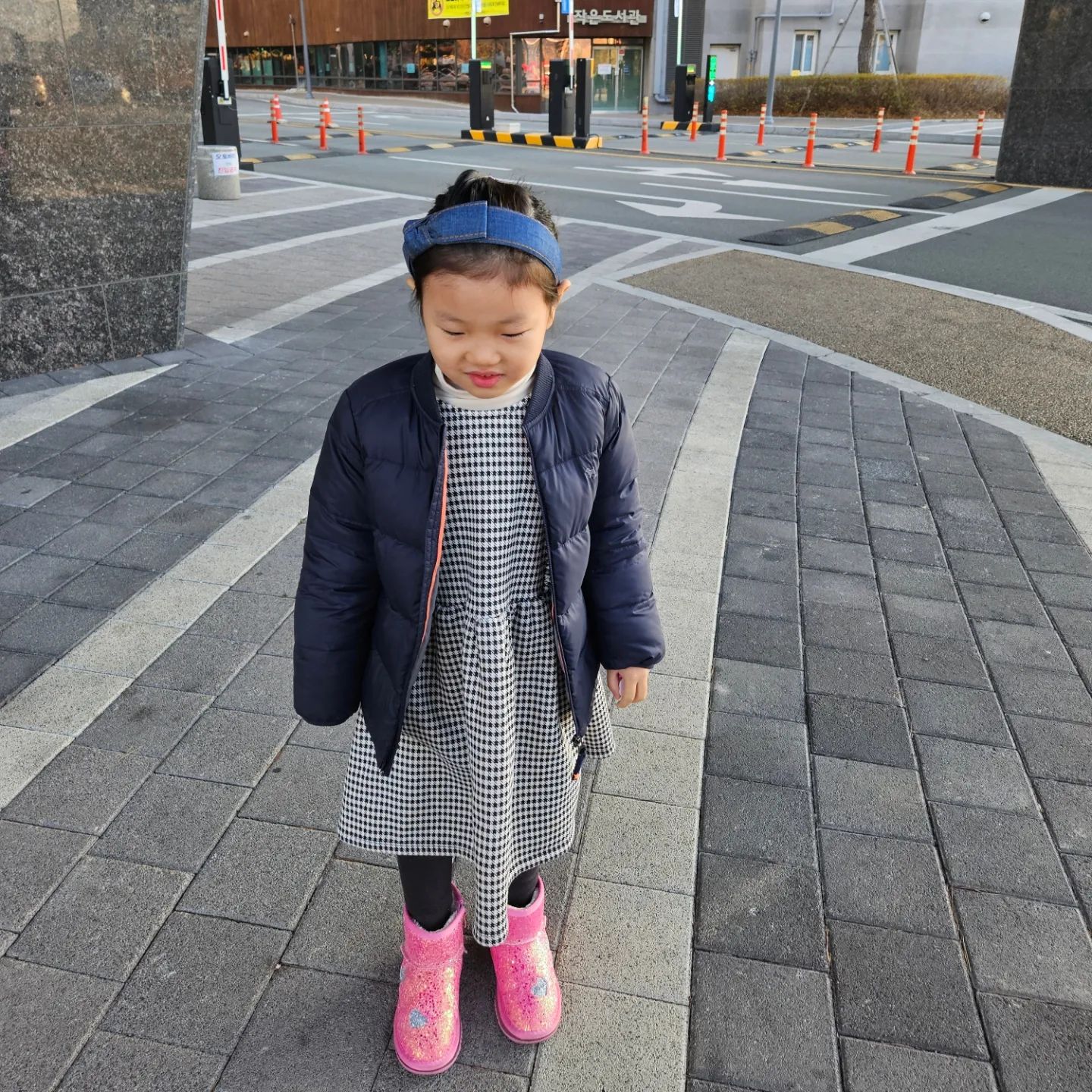 #등원그램

어제 늦게자서 아침에 일어나는거 너무 힘들었지만(로희가)
징징대지않고 준비하고 나와서
너무 감사한ㅋㅋㅋㅋㅋㅋ

수아준다고 어제 만든 반지랑 스티커 챙겨왔는데 잘 주고와랑🩷

#로로희그램 #두꺼운패딩은넣기힘들다하고
#얇은건추운거같고
#어렵네옷고르기ㅋㅋㅋㅋ
#쇼핑하고싶어서그런건아니고