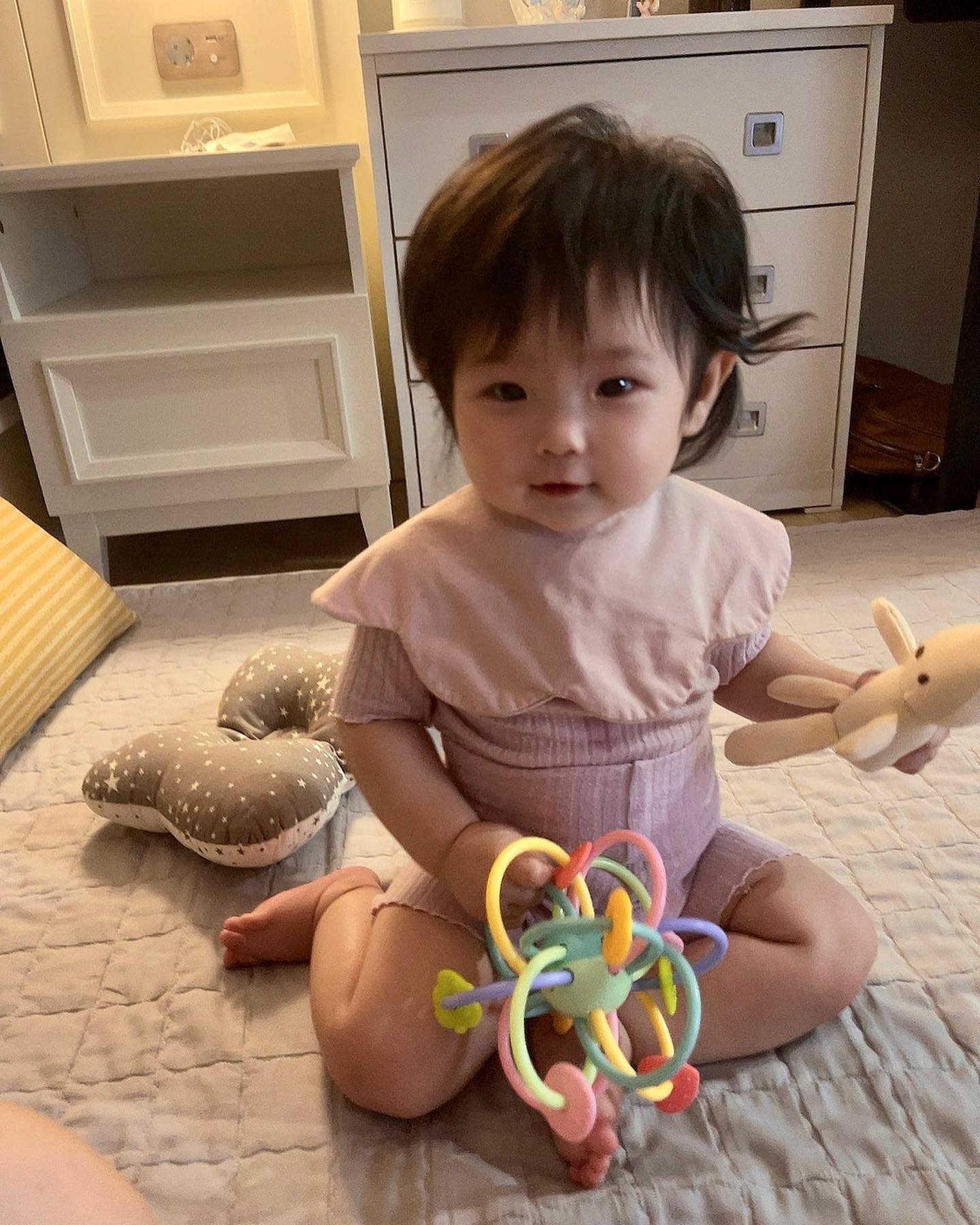 우리집 막내딸❤️
언니오빠사랑 독차지🥰
.
.
.
#넷째딸#막내#다둥이맘
#귀염둥이#김시아#막둥이