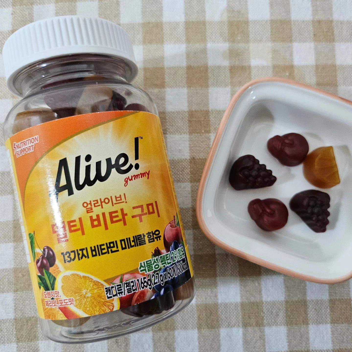 #제품제공 [얼라이브 멀티비타구미]

온 가족이 함께 섭취 가능한 멀티비타민❤️
13가지 비타민과 미네랄, 26가지 과일 야채가 함유되어있고
4가지(글루텐, 젤라틴, 인공향료, 인공색소) 성분이
무첨가로 건강하고 안전하게 섭취 가능해요!
오렌지/체리/포도 3가지맛의 구미 비타민이라
새콤달콤하니 아이들이 너무 좋아해요. ღ’ᴗ’ღ

▪️하루 1회 1~2구미 섭취!
▪️만 3세 이상부터 섭취 가능!

#얼라이브 #멀티비타민 #구미비타민 #젤리비타민
#얼라이브멀티비타구미 #얼라이브멀티비타민 #비타민추천