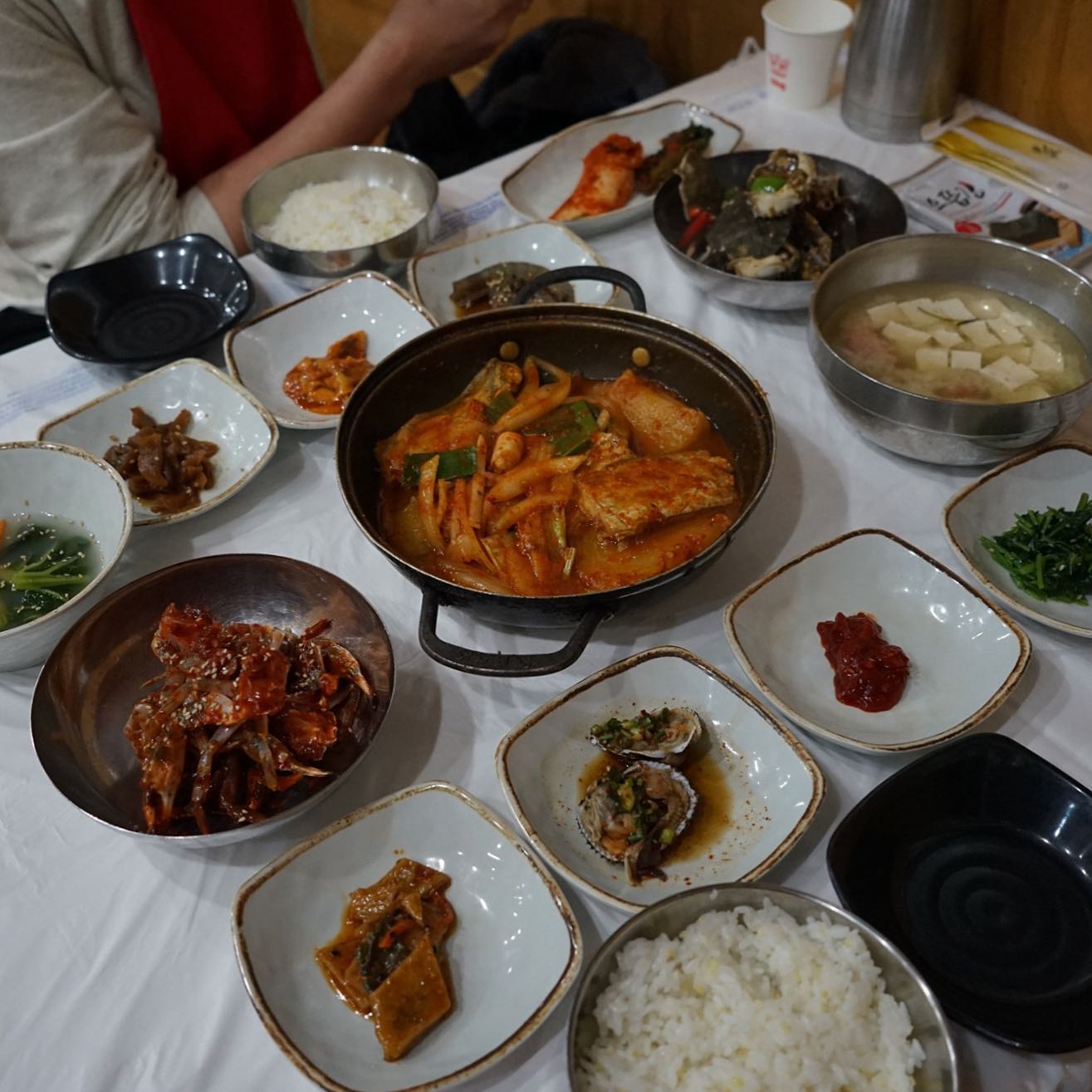 :) #의아하다,

사람들이 많이찾는 순으로 
필터링해도 1위에 나오는 여수돌게장맛집인데,
무지 배가 고팠음에도 글쎄 잘 모르겠다.
뭐 사람마다 입맛은 다르니까ㅋ
근데 또간집 프로 좋아해서 여럿 가봤지만,
삐라 받은집도 아닌데, 요런 과대광고(?) 처음 봐,
누가보면, 이 집 돌게장 80마리, 밥 16공기, 
정말 진짜 털어버린줄 알겠는데?
#먹기도전에메뉴만보고한말이던데..
#비바람에2차도못먹고과자왠말?

#여수 #명동게장