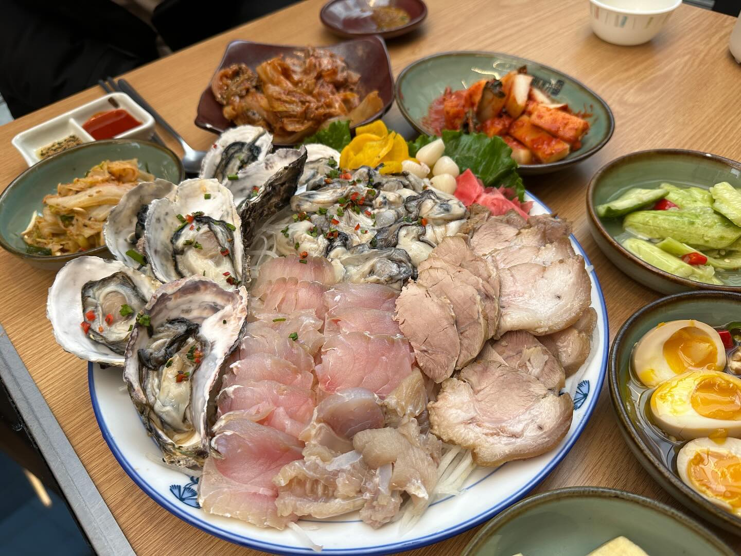 홍어+굴보쌈
홍어 잘 못먹지만ㅎ보쌈이랑 반찬 넘 맛있어서 점심부터 과식..
#주작상회별채#상무지구#상무지구술집#광주굴보쌈#광주굴보쌈맛집#광주맛집