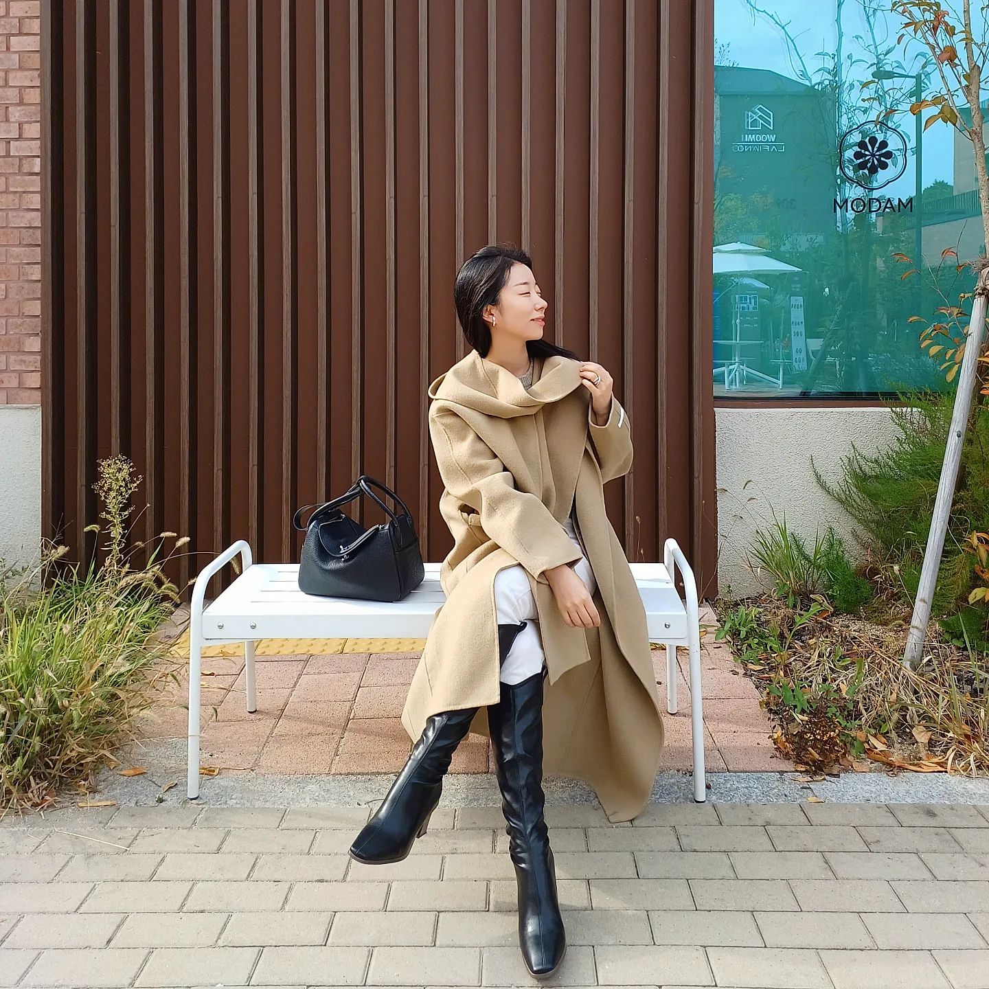 라인레더롱부츠 블랙컬러 수량 갑자기 풀렸다는 소식🙋‍♀️근데 또 그만큼 수량이 와르르 빠지고 있으니
블랙 롱부츠 제대로 장만하실 분들은
이번 할인때 꼭 하세요!🖤
오전까지만 해도 225빼고 전체품절이었어요
이제는 수량추가 진짜로 더이상 없어요!

스판끼 좋고 기모있고 미끄럼방지처리 되어있고
뒷지퍼 길게 있어서 팬츠위에 신어주셔도 낙낙하니 편해요👍#바로배송#로렌유