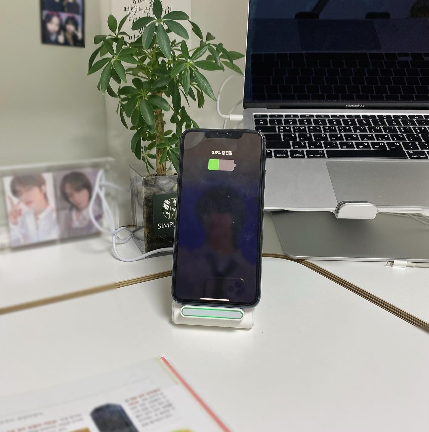 #협찬 
.
아이폰, 에어팟 2가지 기기를 동시에 충전하며 편리하게 사용하는 2in1 무선충전기 거치대 ➿
디즈니 콜라보 제품으로 너무 귀욤뽀짝하쥬?➰😍

늘어나는 스마트 기기에 늘어나는 케이블에 정말 복잡복잡한데
케이블 지옥에서 벗어나기!
그냥 올려놓기만 하면 자동 충전되고 거치하며 볼 수 있으니 정말 편하네요➰
그냥 두어도 소품처럼 예쁜 특별한 디자인~☺️
선물용으로도 넘 좋겠어요💕
.
.
.
#만렙 #아이폰 #에어팟 #2in1무선충전기 #아이폰15 #맥세이프충전기