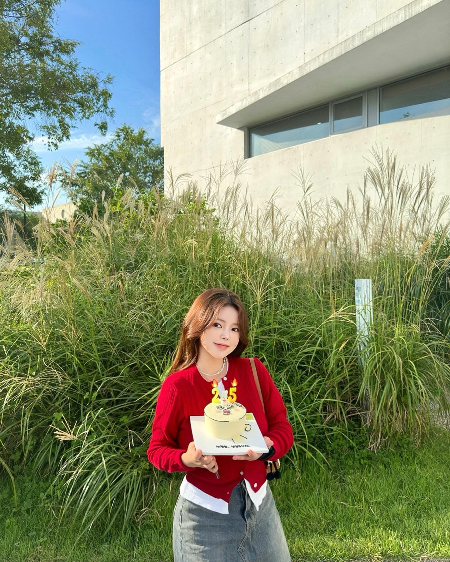 덕분에 너무너무 행복했던 〰️ 🎂🫶🏻♥️ 
케이크 냅다 던져버릴 만큼 행복했다.. 🤤
축하해 주신 분들 고맙쑵니다 🙇‍♀️