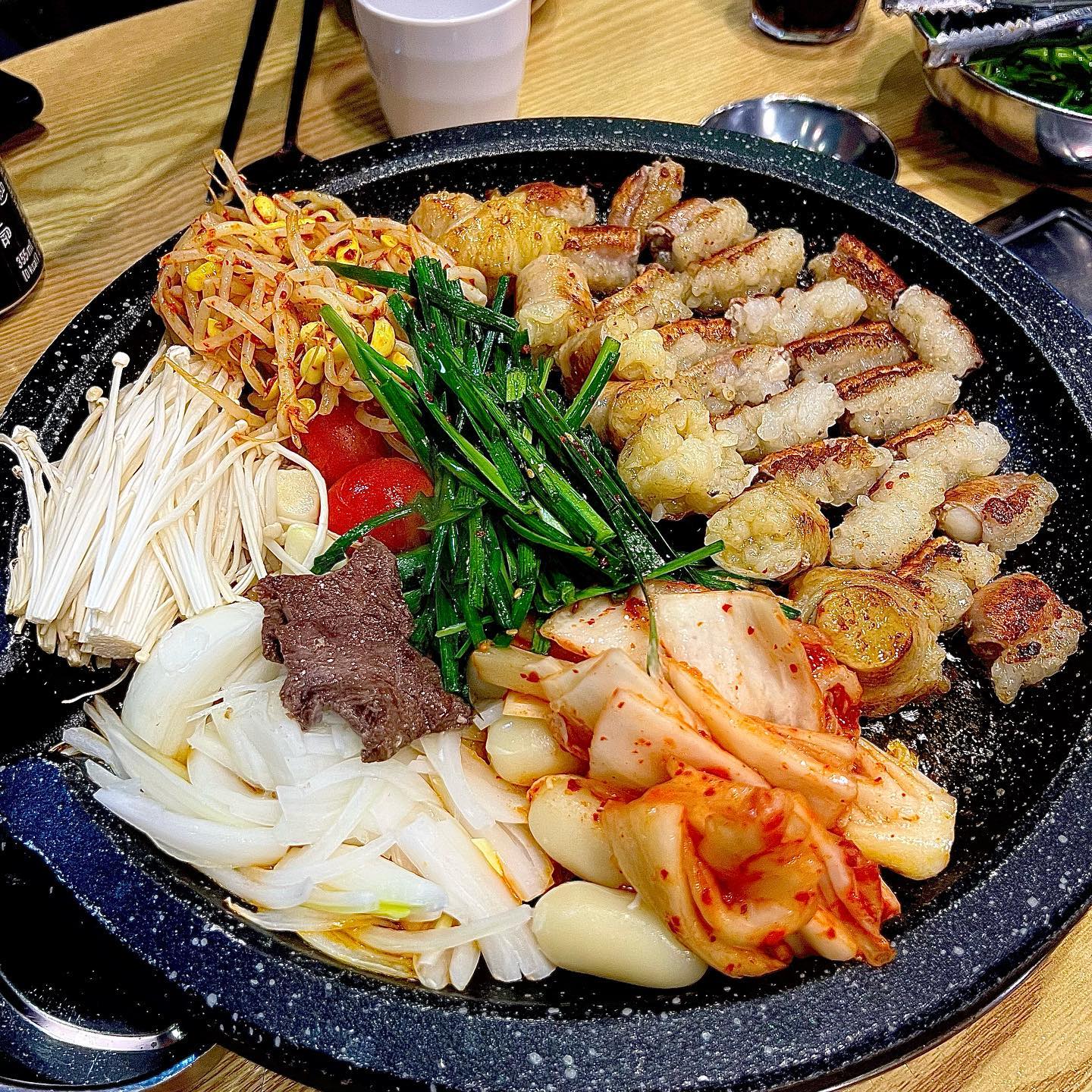 #협찬 #체험단 

곱창 좋아하는 우리 부부
한동안 못먹고 있었는데 오랜만에 폭식하구 옴😋
망포역에 유명한 곱창집 2호점이라는데
이미 유명한곳이라 그런지 진짜 존맛탱!
입덧때문에 좋아하던 곱창도 못먹고 있었는데,
오랜만에 먹으니 더 꿀맛이었다
냄새도 안나고 사장님이 하나하나 다 구워주시고
곱이 빠져나가지 않게 조심조심
덕분에 곱 꽉찬 곱창 먹을 수 있었음👍🏻
술이 함께였다면 더 맛있었을텐데 넘 아쉬웠다ㅠㅠ
뚜비 낳고 나면 다시 방문해서 꼭 먹어야지
질도 좋고 냄새도 안나는데 다른 곱창집보다 저렴한 가격이라
조금은 부담 없이 먹을 수 있는 곳
서비스로 곱창전골 주는거까지 퍼펙트
요즘 탄수화물 줄이기 하는 중이라 밥 잘 안먹는데
볶음밥 안먹을 수 없어서 먹었더니
진짜 존맛이었음ㅠㅠ 
볶음밥까지 필수로 먹어야하는 집

✔️ 곱창 1인분 18,000원
  대창 1인분 17,000원
  볶음밥  4,000원

요곱봐라
🏡 경기 화성시 동탄중심상가2길 11 삼성파크뷰106호 
☎️ 031-8003-9265
⏰ 월-토 (17:00-1:00) 일요일 (16:30-24:00)

#동탄곱창 #동탄맛집 #동탄소곱창 

이 글은 리뷰노트를 통하여 본 업체에서 제품 또는 서비스를 제공받아 작성 된 글입니다