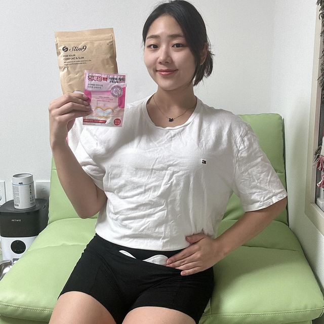  정다연 | 민트우유 on Instagram: "#광고
@slim9.official
누적판매 250만장 팔린 슬림9에서
여성분들 항상 아랫배 따땃하게~ 지내라구
뜨끈뜨끈한 신제품을 출시했어용 ♨️

핫팩 포켓이 쏘옥~ 들어가서 아랫배를
따끈하게 만들어주는 슬림9 배따숨 네모팬티!
 
플렉시 소재로 만들어 편안하고 쫀쫀하지만,
꽉 끼이거나, 조이는 압박감은 없어서 착용감은 👍👍
가만히 있어도...욱씬욱씬 배 아픈 그날 뿐만 아니라,
그냥 평상시에도 아랫배가 차가워서 고민이었던 복부냉증으로
고민이 있던 분들이라면 찜질팬티로 한 번 바꿔보세요 🙏

런칭 기념으로 24.02.29일까지 구매시 
전용 핫팩 할인 제공한다고 합니당~ 🫶🏻
.
.
.
#슬림9 #네모팬티 #생리팬티 #핫팩팬티
#생리통 #여성속옷 #배따숨네모팬티
#생리통핫팩 #찜질팬티 #핫팩주머니팬티
#라이너팬티 #여성속옷추천"