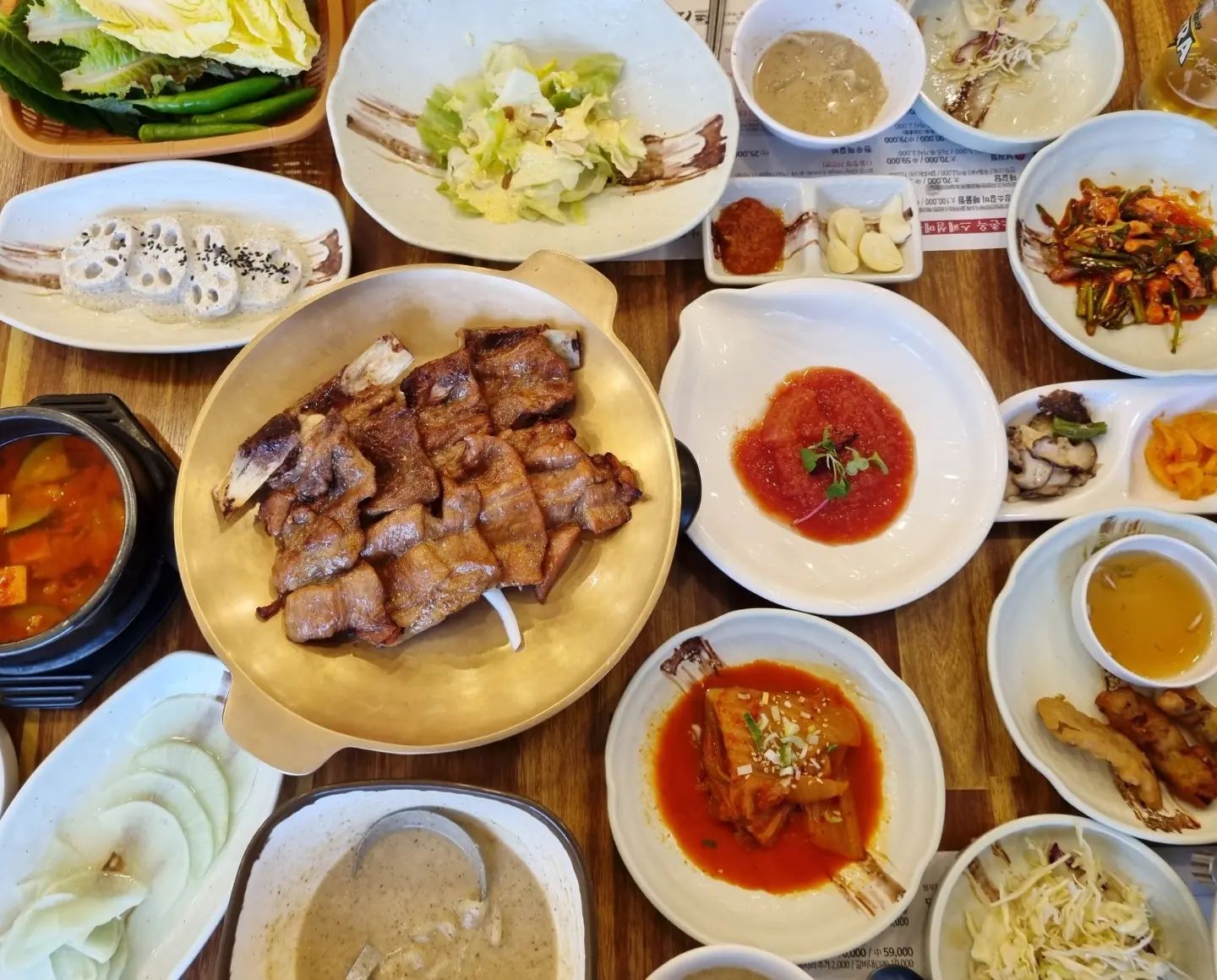 담양식 돼지갈비 먹고 싶을때
담양까지 가지 않고
맛있는 돼지갈비 먹을 수 있는
#광주맛집
#광주 소촌옥

🩵💛🩶🩷🧡💙💚❤️💜
정갈하고 깔끔한 밑반찬에
상차림도 푸짐하고
노릇하게 구워진 숯불돼지갈비
맛있게 먹기만하면 되요
#광주돼지갈비
#광주떡갈비
#소촌옥숯불갈비
#광주소촌옥숯불갈비

숯불돼지갈비 맛있게 먹고
진한 들깨맛에 쫄깃한 수제비까지^^
#광주모임장소
#광주숯불갈비
#광주하남맛집
#선운지구맛집
#광주광산구맛집
#광주한우떡갈비 
맛있게 잘 먹었습니다

➡️ 광주 광산구 소촌로 155

➡️영업시간  오전 11시~오후 9시30분