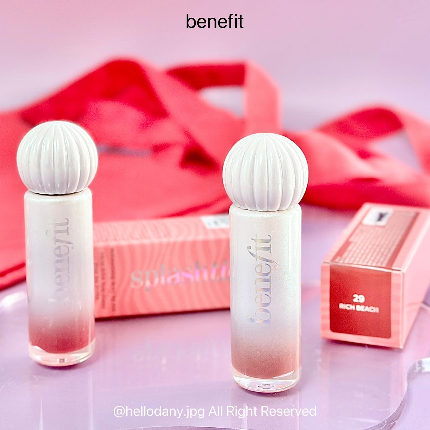 #광고 benefitcosmeticskorea

✨NEW 촉촉탱글 베네피트 스플래시 듀이 틴트 신상

🅷🅴🅻🅻🅾
햇살에서 모티브를 얻은 NEW 세이드 컬러 두 종을 발색해봤어요💄
햇살의 반짝임과 컬러를 담아 맑고 촉촉하게 발색 되고 베리 콤플렉스와 히알루론산이 함유되어 건조한 입술에도 즉각적인 생기와 보습감을 더해주더라구요🩷

가볍게 발리는 워터 글로우 텍스처가 적당히 광택감이 올라와 입술이 탱글해 보여 물먹립 연출이 가능해요🩷

🍓27 히비스키스
: 햇볕에 무르익은 라즈베리 핑크 컬러로 쿨톤립으로 추천 드려요

🌅29 리치비치
: 나른한 해변가의 선셋 무드를 담은 로지 체스넛 컬러로 웜톤분들에게 추천 드립니다 

#베네피트 #베네피트스플래시틴트 #스플래시듀이틴트 #베네피트틴트 #촉촉립 #촉촉립추천 #립메이크업 #틴트 #립틴트추천 #립발색