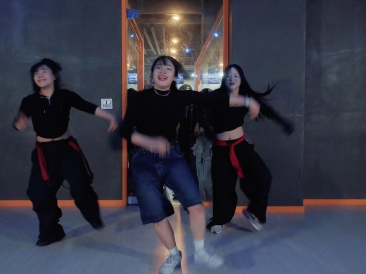 SHEESH ~ 💨

아쉬움 가득이지만 재미만땅 ㅎㅅㅎ
매일이 월요일이면 좋겠어 !!!!!

📍 imnewdance_official 
🎧 babymonster_ygofficial #sheesh 
🧠 jyesssta 

#jye #jyechoreography #dancer #choreo 
#choreography #imnew #imnewdance #follow #like 
#babymonster #sheesh #yg #ygentertainment #kpop 
#코레오 #아임뉴댄스 #안무가 #안무
