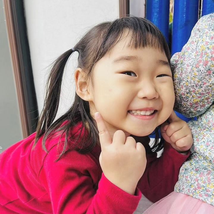 귀요밐ㅋㅋㅋ
얼집에서 무궁화꽃이피었습니다도 했나보다
벽에 찰싹달라붙어있네😆

#41개월아기 #4살 #즐거운얼집생활