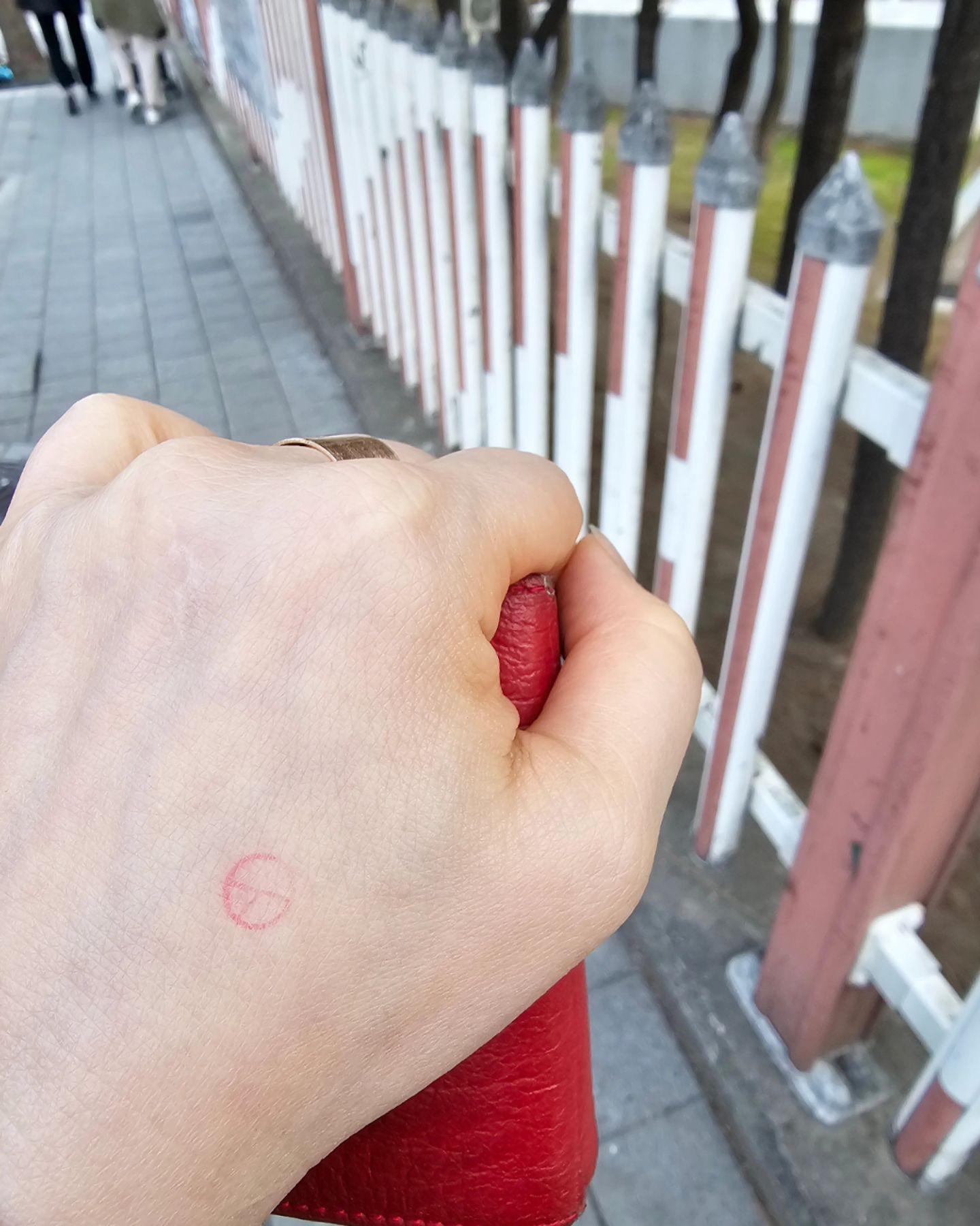 금요일 야근하려다 사전투표 생각나 후다닥 퇴근.

아파트 주차장에 5시 51분에 주차하고 사전투표소 가봤는데 56분!

겨우 사전투표했네요.

#22대국회의원선거 #투표합시다
#고양시