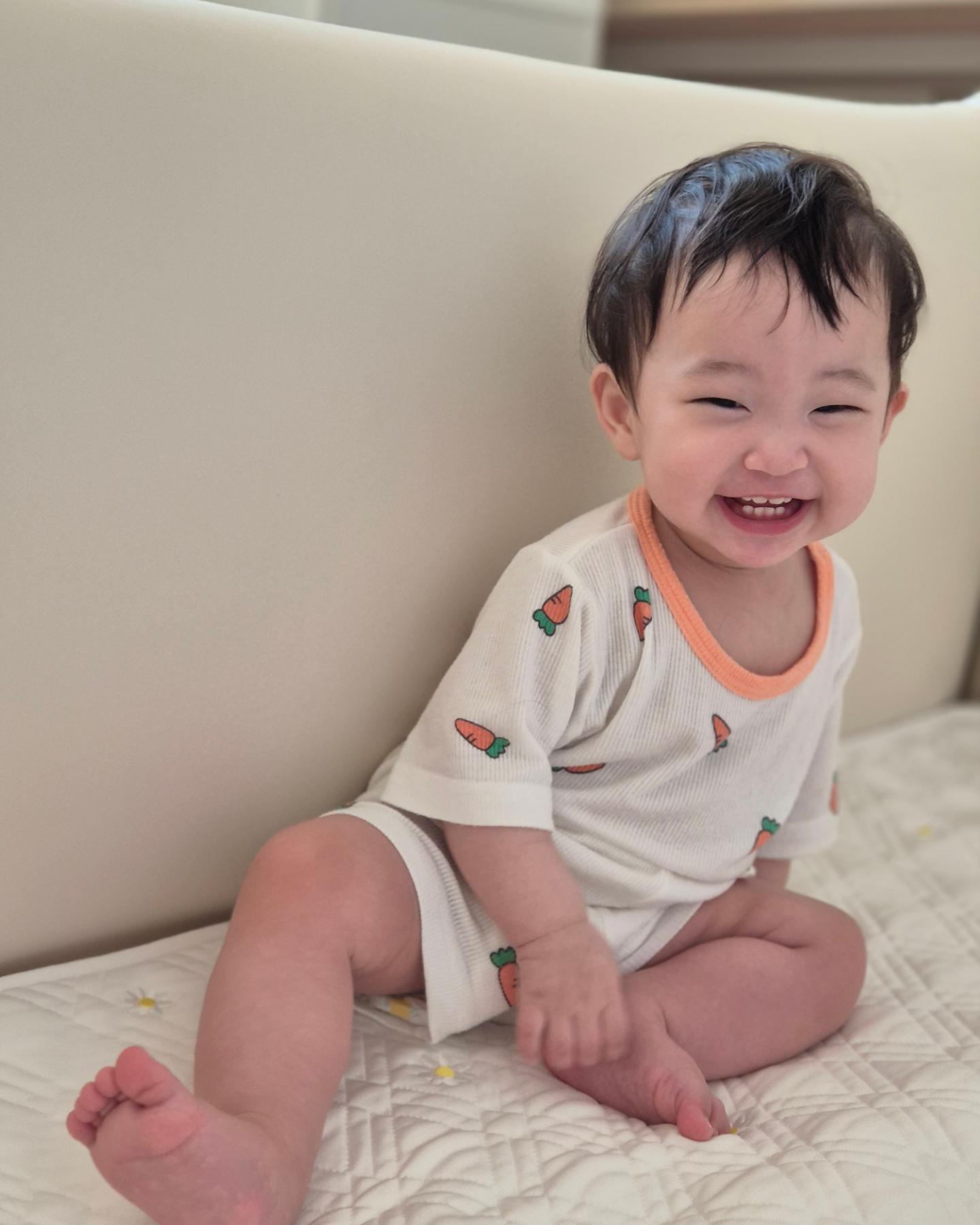 나 사진 잘찍는데?ㅋㅋㅋ
여름이라 윤슬이 방 옮겨주는 중
침대만 급하게 영차 옮기고 
자고 일어난 첫날!!
어수선한 와중에 잘잤나 보네😊