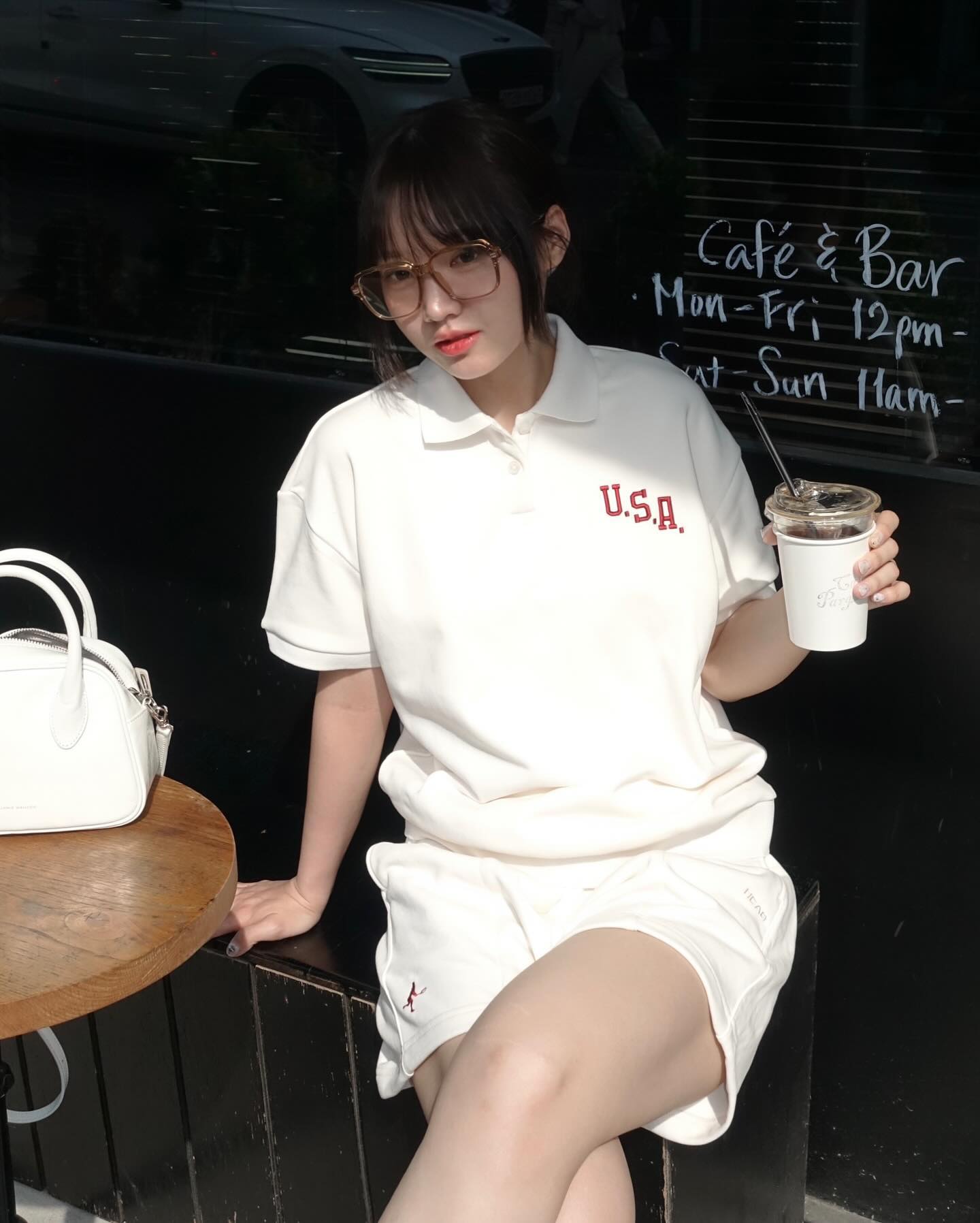 #광고 작년에 리런칭한 head_kr ! 헤드의 24ss 착장으루 해방촌 커피 타임 쏘 해피-🥤 USA 컬렉션 상하의 세트에 양말까지 맞춰 입으니까 더 예쁘고 더더 기분 좋았던 날 🌬️🫶🏻💛 귀여운 포인트가 요기조기 콕콕 •* 인 레귤러핏 USA 헤리티지 카라티, 숏팬츠 👕🩳 좀 낙낙한 느낌으루 M 픽했는데 딱 좋았꾸! 
#HEAD #헤드 #아서애쉬 #USAcollection