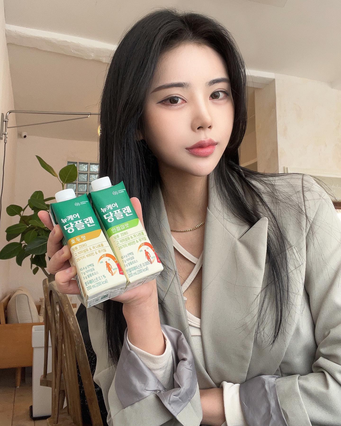 #협찬
2030 젊은 당뇨가 급증하고 있는거 아시나요? 탕후루나 라떼, 에이드 등 설탕 함량이 높은 간식들을 즐기다 보니 혈당 스파이크가 지속되어 인슐린 내성을 유발하게 되는건데요.

저도 탕후루, 라떼 정말 좋아하거든요 ㅠㅠㅠ 하지만 이번년도 건강관리를 열심히 하기로 해서 과다한 칼로리 섭취는 줄이고 당뇨를 예방하기 위해 건강한 식습관을 가져보려고 하고 있어요.

그 첫 단추는 뉴케어당플랜으로 시작했는데, 당류 0%로 고(高)식이섬유&저(低)나트륨으로 프리미엄 설계와 함께 26가지 비타민미네랄까지 함유되어 균형잡힌 영양을 채울 수 있다는 점이 참 좋더라구요.

인절미맛과 호두맛으로 맛있게 먹을 수 있어서 일이나 운동갈때도 하나씩 챙기고 있어요~

임상연구결과로 공복혈당 개선, 당화혈색소 개선, 인슐린 저항성 개선을 보장한다고 하니 더욱 믿을만 하구요. 이미 당뇨인들 사이에서 유명한 당뇨영양식 제품으로 국내 판매 1위 제품이라고 하니 건강에 대한 고민이 많으신 부모님이나 지인들에게 선물용으로도 괜찮아 보여요.

당 걱정없는 간식/식사 대용을 찾고계시다면 당플랜 추천드릴께요.
대상웰라이프로부터 제품을 제공받아 작성된 컨텐츠입니다.
제조원: 대상웰라이프(주) 천안2공장

#당플랜 #뉴케어당플랜 #당뇨식단 #당뇨간식 #혈당관리 #당뇨전단계