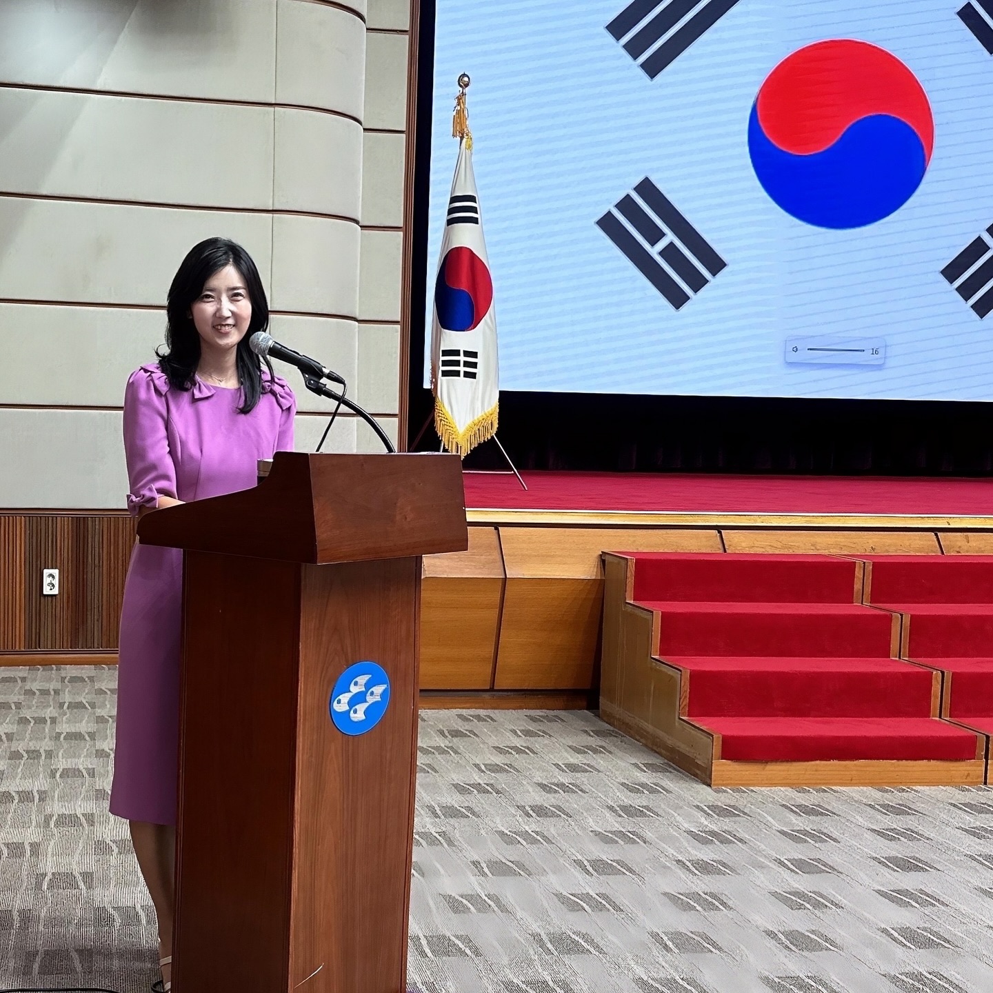 #행사 #본업

아이들 행사 진행하는 건 무척 즐거워요! 
밝고 맑은 아이들을 만나는 것 자체로도 기분 좋은데
즉석 인터뷰까지 하게 되니까 무척 신이 나거든요!
.
초등학생 50여 명을 한꺼번에 만나니 
젊은 에너지를 확 얻어가는 느낌이 드네요. 
즐겁고 안전하게들 다녀오렴 ❤️
.
.
===============================
#행사 #본업 #아나운서 #행사진행 #어린이행사 
#본업인증 #일상 #업무 #여자엠씨 #여자엠씨이아나
#여자아나운서 #일 #일하는여자
===============================