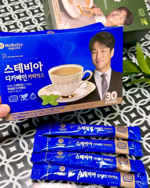 예은이 on Instagram: "#광고 #맥널티#맥널티커피 맥널티 브랜드 커피는 전에도 리뷰한적이 있는데요 이번에 나온 커피는 스테비아 믹스커피 입니다☕️ 이번에는 지진희 배우님과 광고를 찍게