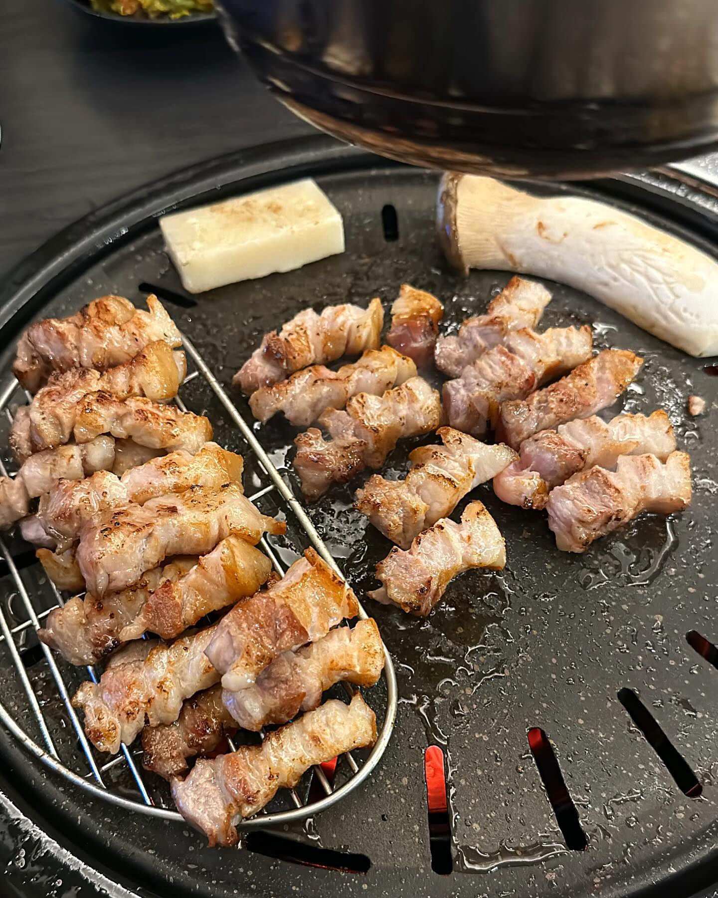 #협찬 
김광석 거리 숙성 삼겹살 맛집 #팔구삼겹 ✨

고깃집 같지 않은 모던하고 깔끔한 느낌의 인테리어
단체석 등 테이블이 많았고 사진도 엄청 잘 나오는 곳📸

테이블마다 설치 되어있는 키오스크로
편하게 주문도 가능했어유🫶🏻

숙성 된 삼겹살, 목살, 특수부위가 있었고
사이드도 꽤 다양해서 좋았던,,,

기본찬으로는 고기와 어울리는 다양한 소스와 반찬들
그리고 고기가 듬뿍 들어간 김치찌개까지 나왔고
특히 재래기가 새콤달콤 완전 맛도리👍

불판 온도를 체크 하고 직접 고기도 구워주심둥!
전문가님이 구워주셔서 그런지 고기가 보들보들 쫄깃하니 
육즙도 줄줄 나와서 완전 대존맛탱ㅜㅜ

신기하게 키리모찌도 구워주시는데
꿀과 바질페스토를 올려 먹으니 입살녹,,

허겁지겁 먹다보니 배가 너무 불러서
젓갈 볶음밥 못먹고 온거 완전 후회 중ㅜㅜ

사장님께서 많은 연구 끝에 오픈하셨다고 하던데
확실히 고기 숙성에 신경을 쓰셔서 잡내도 없고 
식감도 넘무 좋았던 삼겹살 맛집💗

질 좋은 숙성 삼겹살의 완벽한 맛을 느끼고 싶다면
요기 꼭 한번 가보세룡🙌🏻

📍 대구시 중구 동덕로8길 49
⏰ 월,수,목,금 15:00 - 24:00 (L.O 23:00)
토,일 12:00 - 24:00 (B.T 16:00 - 17:00)
🚗 주차 가능 (매장 앞 1,2대 가능)

#대봉동맛집 #대봉동고기집 #방천시장맛집