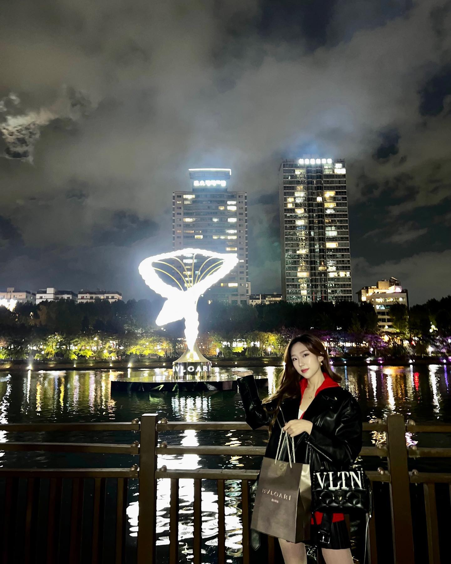 serpenti lights ✨ 잠실 석촌호수에서 매일 밤 6시부터 10시까지! 

bulgari #세르펜티라이트 #불가리 #세르펜티75주년