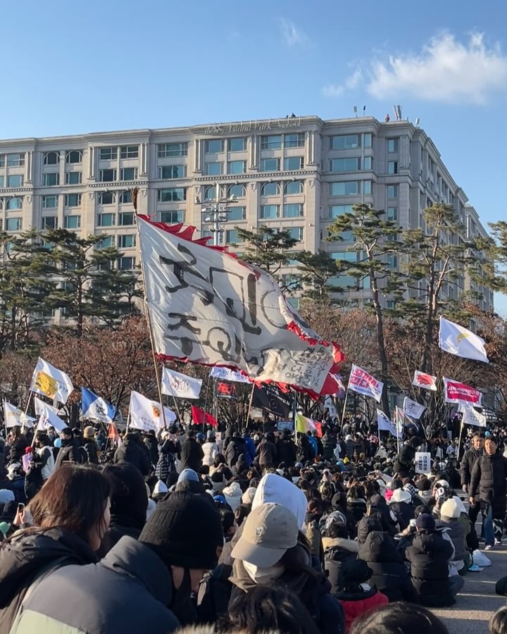 🎵촛불집회에 내가 빠질 순 없지!!!
범구리랑 집에서 쉬다가 휘리릭챙겨 국회의사당행😎

9호선에 같은 마음으로 현장을 향하는 사람들이 너무 많아서
괜히 웃음났던건 안비밀🫣
이래도 되나?? 싶었던 !!! 요즘
다함께 염원했던 탄핵가결 선포되고 함성지르고
축제분위기였던 여의도 공원😍

민주주의를 지키기위한 국민들의 목소리
8년전 촛불집회와는 정말 분위기가 사뭇달랐는데
진짜 촛불에서 LED촛불이되고 올해는 응원봉이대세👍
젊은 아가씨들이 들떠서 친구들과 함께 응원봉들고 현장에서
꺄르르 웃고 노래부르고!!! 우리나라의 미래를 이끌어갈 젊은 세대
친구들의 모습을 보니 우리나라 미래가밝다!!! 싶은 맴😍

대한민국은 민주공화국이다
대한민국의 모든 권력은 국민으로부터나온다🎵

#탄핵 #토요일밤에윤석렬탄핵 #여의도촛불집회 #kpop #korea #yeouido #democracy #democracyday #촛불문화제 #국회의사당 #12월14일 #응원봉 #국회앞집회 #촛불대신응원봉 #쫄 #기발한깃발