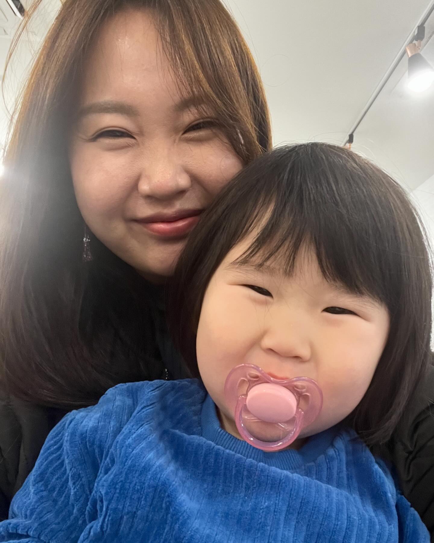 우리집 다복공쥬,,,, 
작년 5월 중이염 수술 하고 지금까지 일년 덜 되었어요^^
왼쪽 튜브가 빠졌네요,,, 
아참 그전엔 귀에 귀지와 이물질로 인해 튜브가 막혔구요,,
그리고 1월 말!! 튜브가 빠졌어요,,,
콧물이 진득하길래 병원 가보니 중이염이 와있었고, 튜브가 빠진걸 확인했어요…… 그래서 수술했던 병원으로 급히 가서 귀 내벽에 붙어있던 튜브를 뺐어요… 튜브가 빠져서 그런지 중이염 심하게 와서 열도 오르락 내리락 하다가 지금은 이제 괜찮네요 🌚🌚🌚 휴~~~~
아기 중이염의 모든것,,,,, 다 알려드릴께요 디엠 환영🤗

아푸지 마열~~~ 내공주님😍
엄마 얼굴 썩자노 ^^;;;;
괴로웠당 ,,, ㅋ 
애기들은 진짜 아프지마라 ……
.
.
.
#데일리 #인스타 #육아 #육아스타그램 #육아일기 #육아맘 #중이염 #중이염수술 #육아소통 #소통해요 #디엠환영