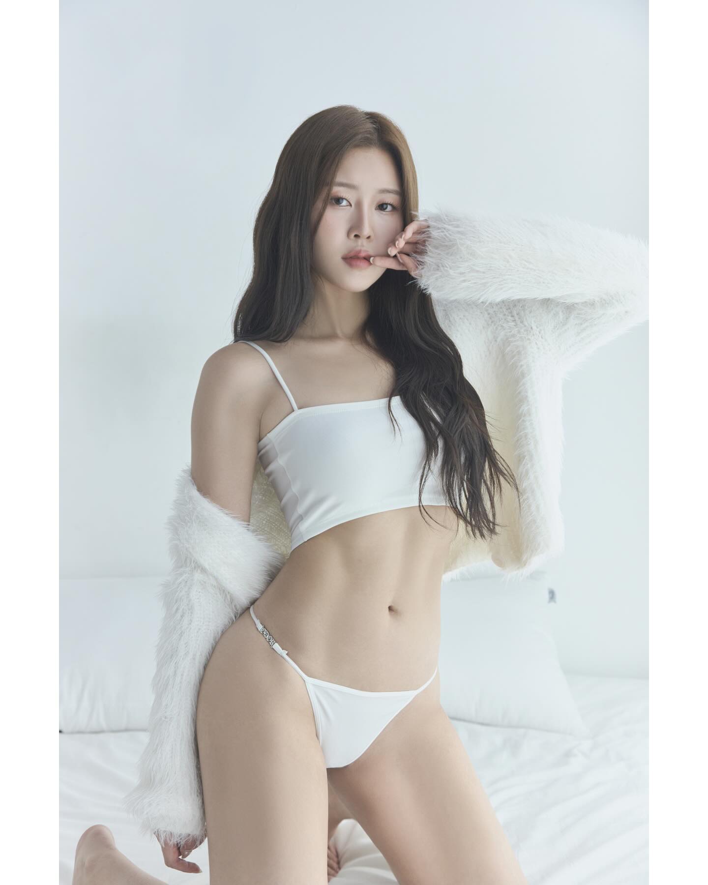 바프 그만 찍는다고 얘기한지 12번째..
그러나 결국 내 차애 의상이랑 12번째 바프까지 찍어버렸다🫧🤍