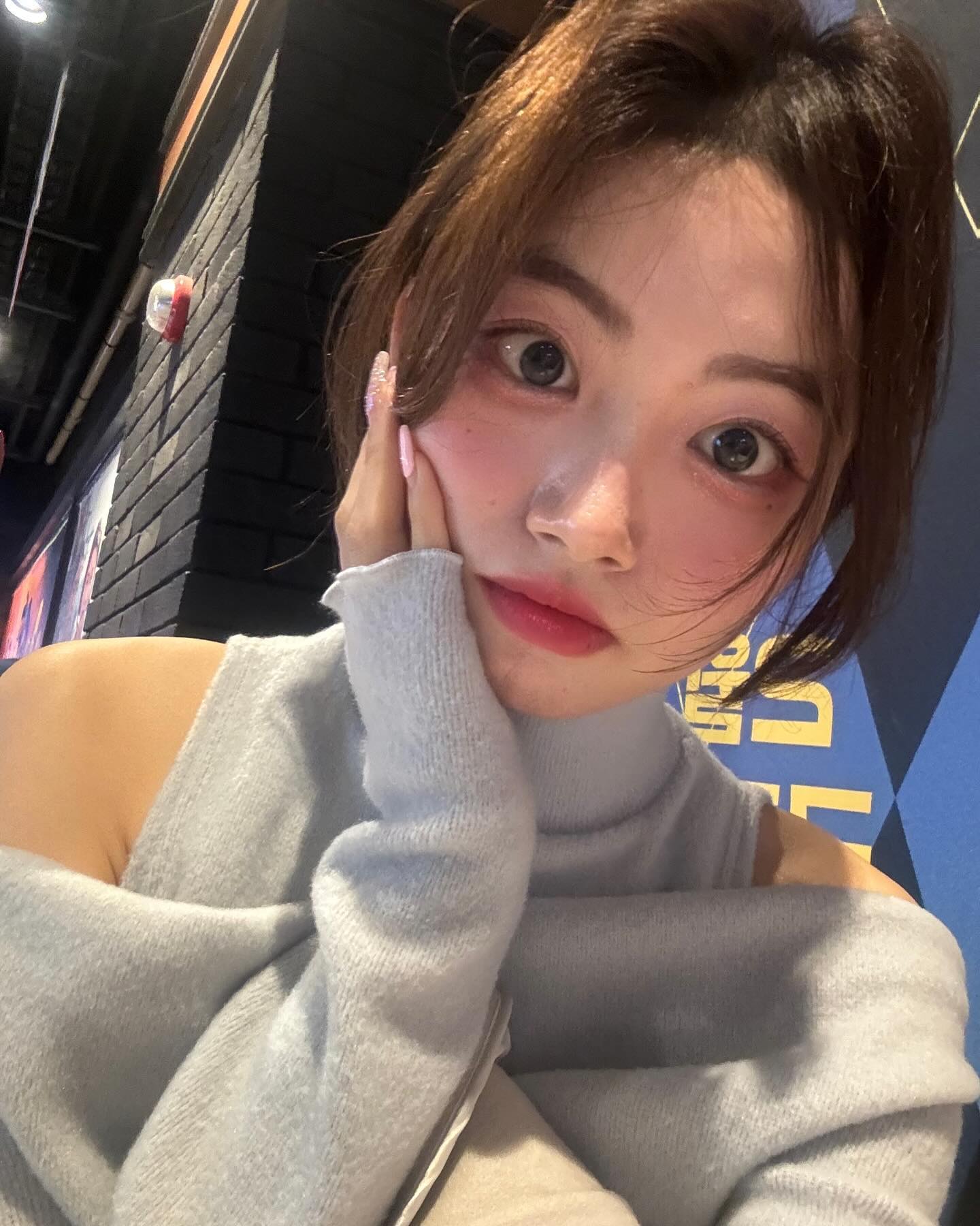 chuulens_kr winc_app #광고#AD #쿨톤뒤집어지는렌즈🩵 #영롱오묘시크요정렌즈💖

🩵🩵🩵🩵츄렌즈🩵💙🩵🩵🩵

데이지샤워 원데이 퓨어블루 

Daisy shower
One day 
pure blue

IDAY
DIA 14.2
G.DIA 13.3/BC7

꽃잎에 맺힌 아침이슬처럼 반짝이는 눈빛을 표현한 데이지샤워 시리즈의 새로운 컬러

퓨어블루

💓DAISY SHOWER IDAY PURE BLUE

물방울의 반짝임을 표현한 하이라이트와 2 꽃잎의 결을 닮은 그라데이션 패턴으로 초롱초롱한 눈빛을 완성해요

💓COLOR

맑은 호수처럼 청초한 푸른빛이 꽃잎에 물든 듯이 결 따라 스며든
블루블랙 컬러

💓CIRCLE LINE

라이트블루 컬러를 감싸는 로열 블랙의 언발란스 써클라인이 심연처럼 깊은 눈망울 연출

여쿨라라 블루렌즈 정말 좋아하는데, 은은한 블루컬러가 잔뜩영롱해서 자꾸 시선이가는 눈빛 만들어주는 렌즈!!블루컬러라 시크함도 한스푼!🕶️✨볼스록 이뻐서 재구매 100%!!😘🫶🫶🩵🩵🩵🩵🩵

#츄렌즈#렌즈#렌즈추천#블루렌즈#블루렌즈👀 #블루렌즈추천 #블루렌즈츄렌즈#츄렌즈블루렌즈 #데이지샤워#원데이#데이지샤워원데이#데이지샤워퓨어블루#츄렌즈데이지샤워 #츄렌즈데이지샤워퓨어블루#뷰티#뷰티맞팔#뷰티소통#뷰티스타그램#뷰티추천#뷰티렌즈#츄렌즈추천 #원데이렌즈추천 #영롱렌즈추천#자연스러운렌즈#자연스러운렌즈추천

오늘 메컵 넘 맘에든당_< clio_official cliocosmetics_official 라벤더 신입💜